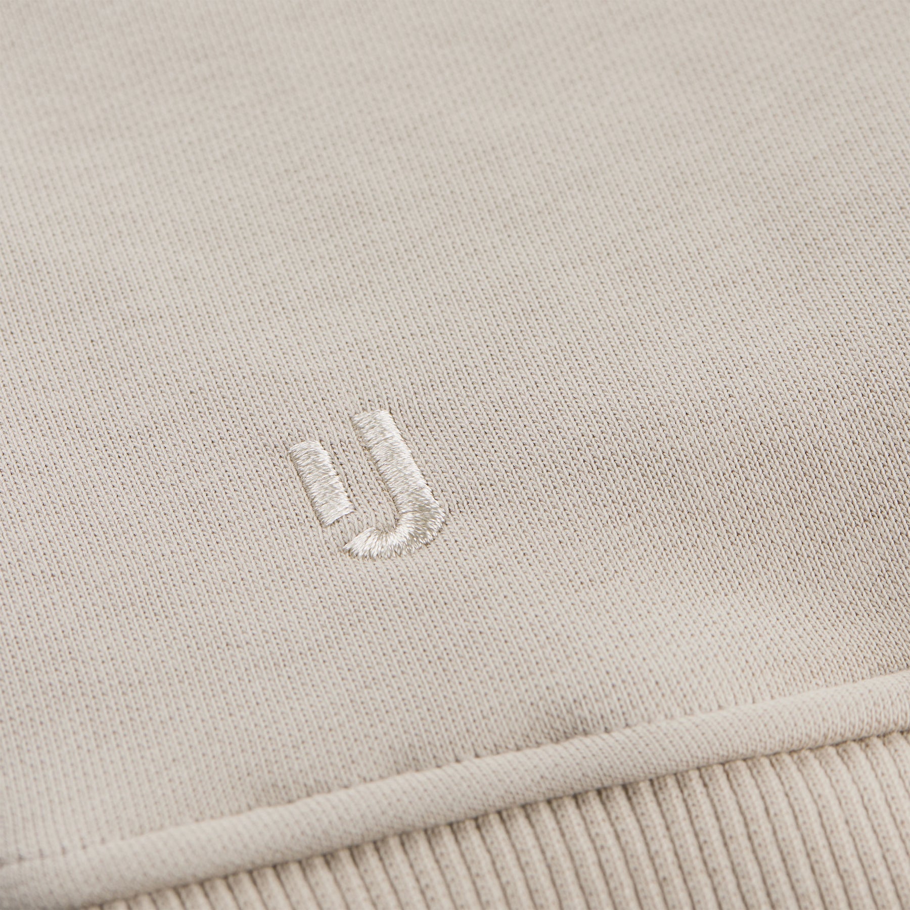 Beige Oversized Hoodie "Cody" von Johnny Urban mit gesticktem Logo auf der Vorderseite