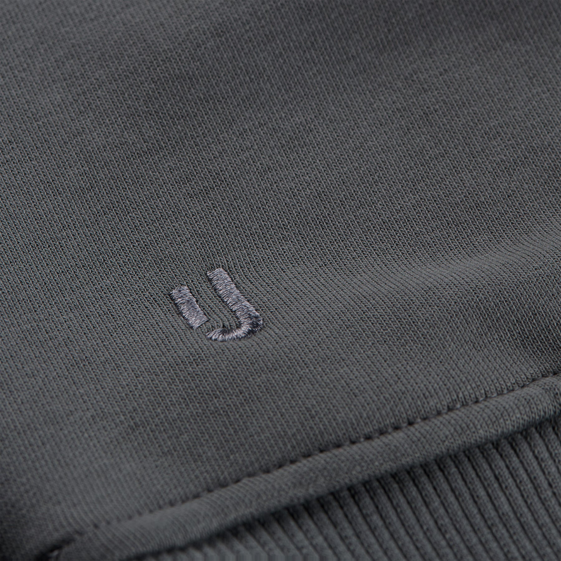 Nahaufnahme des grauen Oversized Crewneck Sweatshirts 'Carter' mit Johnny Urban Logo-Stickerei
