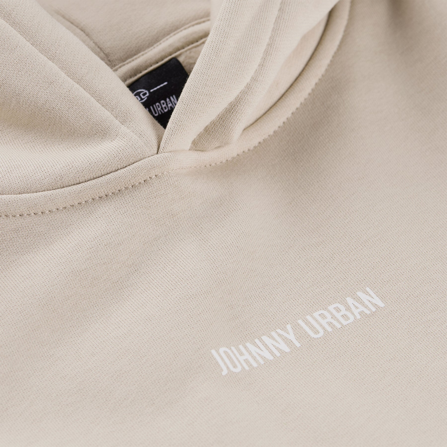 Beiger Oversized Hoodie 'Cody' mit weißem 'Johnny Urban' Print und sichtbar eingenähtem Markenetikett