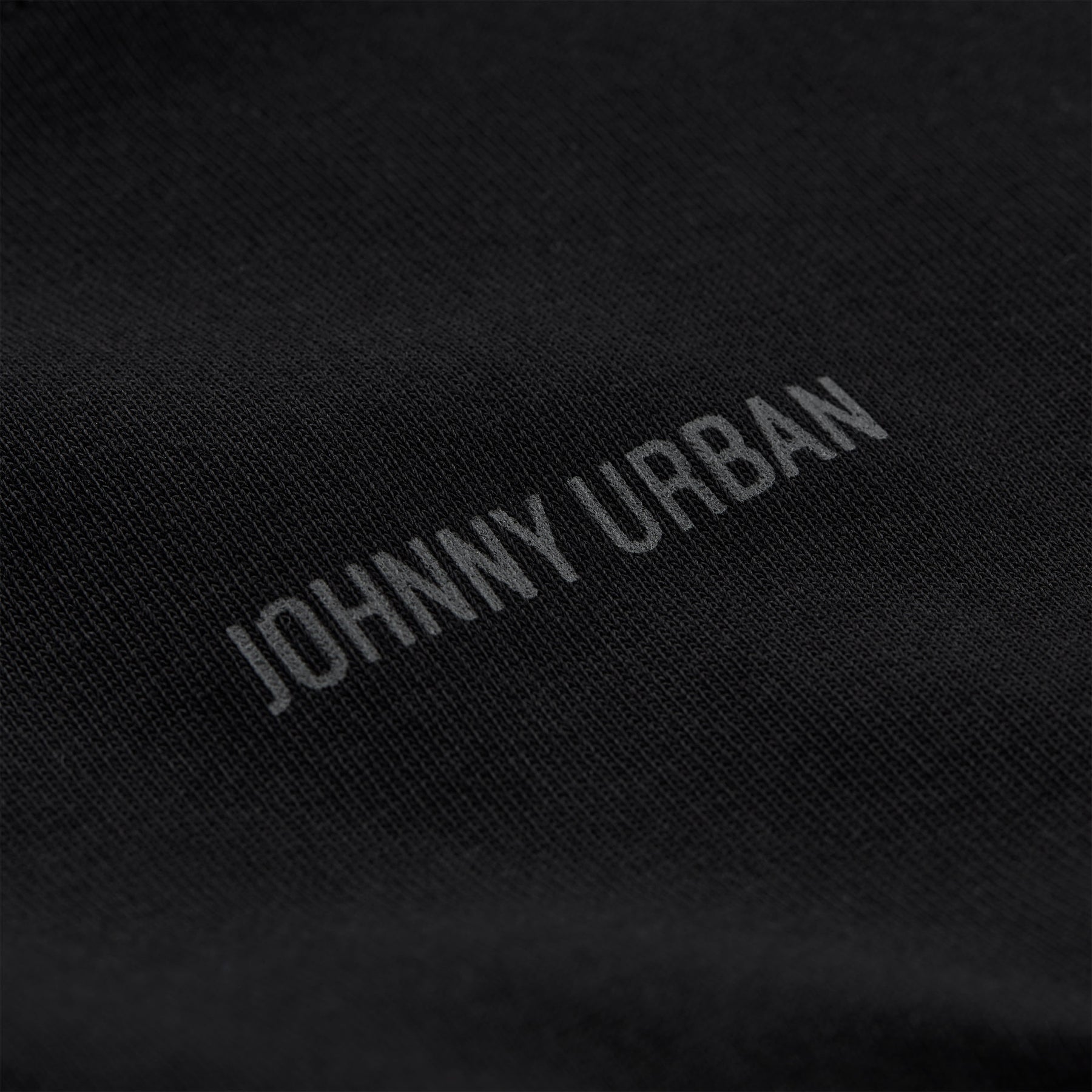 Schwarzes T-Shirt mit grauem Schriftzug 'Johnny Urban'