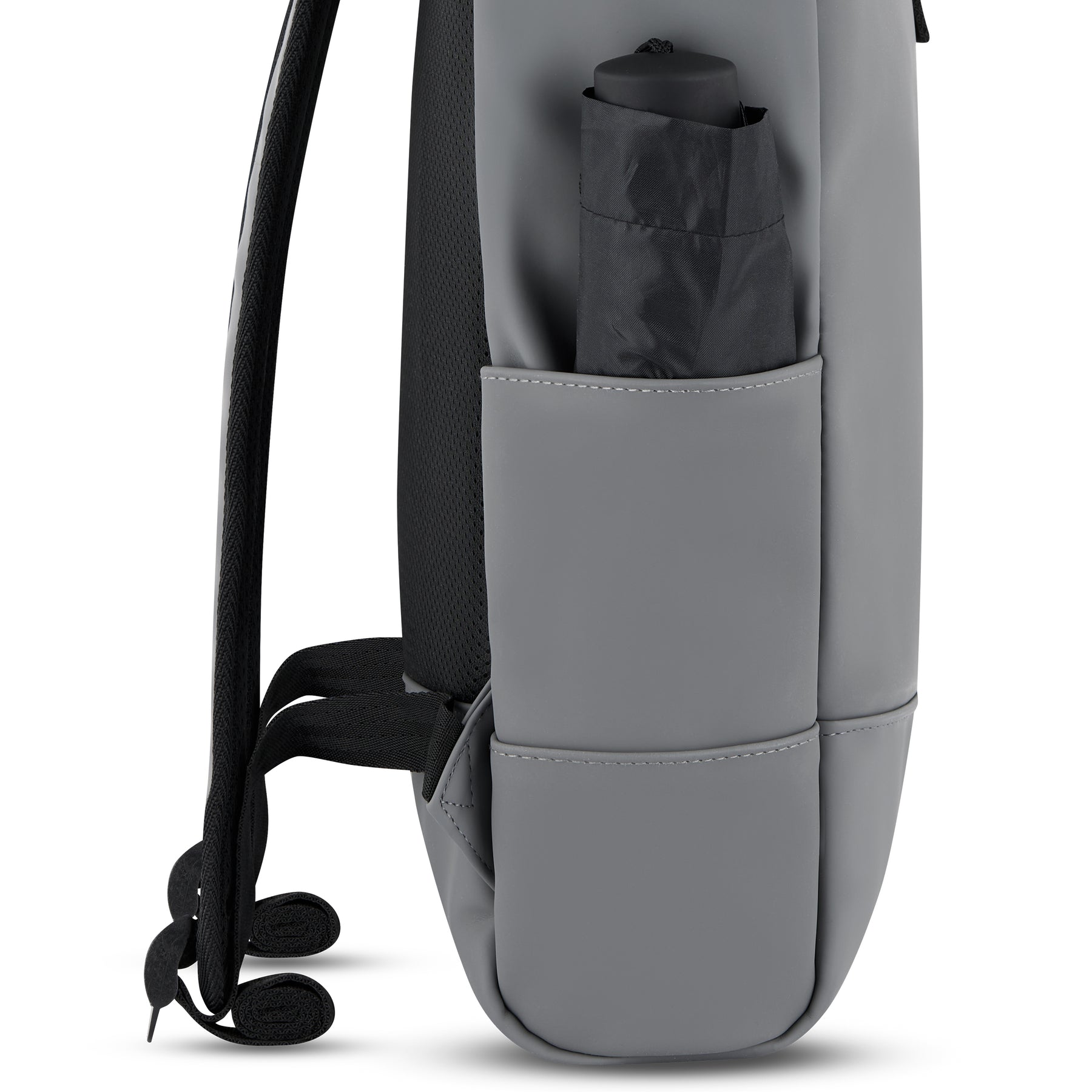 Seitenansicht des grauen Johnny Urban Rolltop Rucksack 'Harvey Medium' mit verschlossener Außentasche