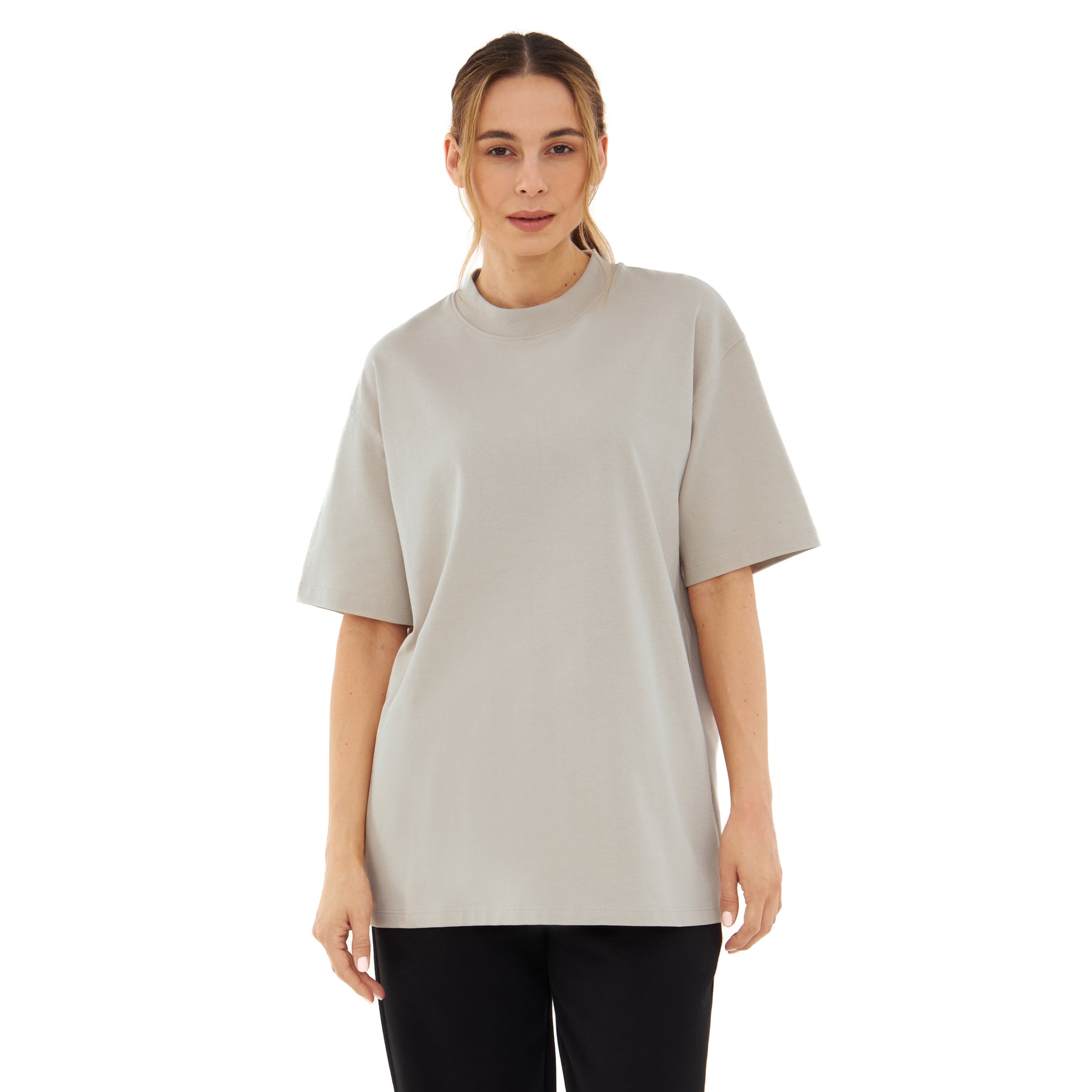 Damen trägt oversized T-Shirt 'Sammy' in Beige mit lockerem Schnitt und kurzen Ärmeln