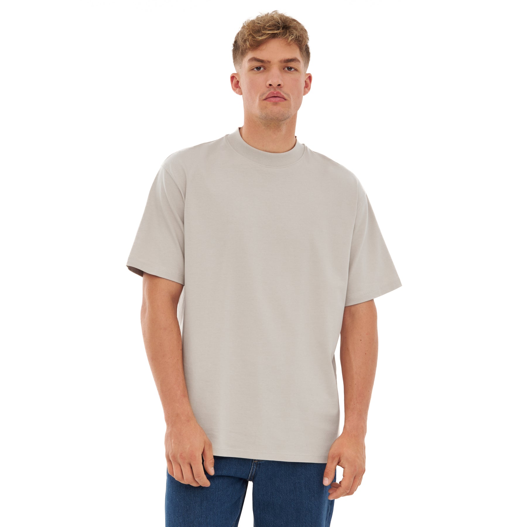 Beiges Johnny Urban T-Shirt 'Sammy' für Herren in oversized Passform, getragen von Mann