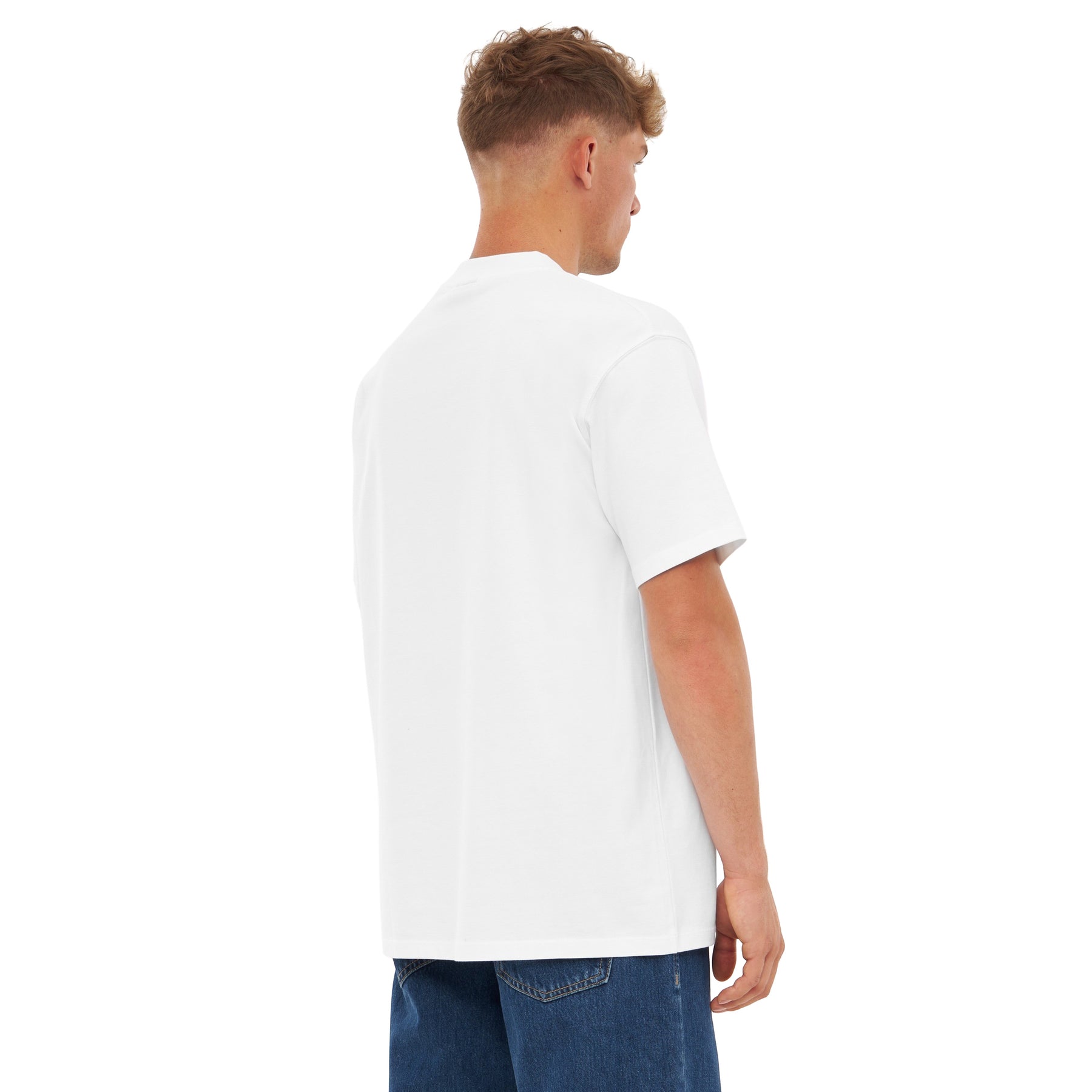 Mann von hinten trägt oversized weißes T-Shirt 'Sammy' und blaue Jeans