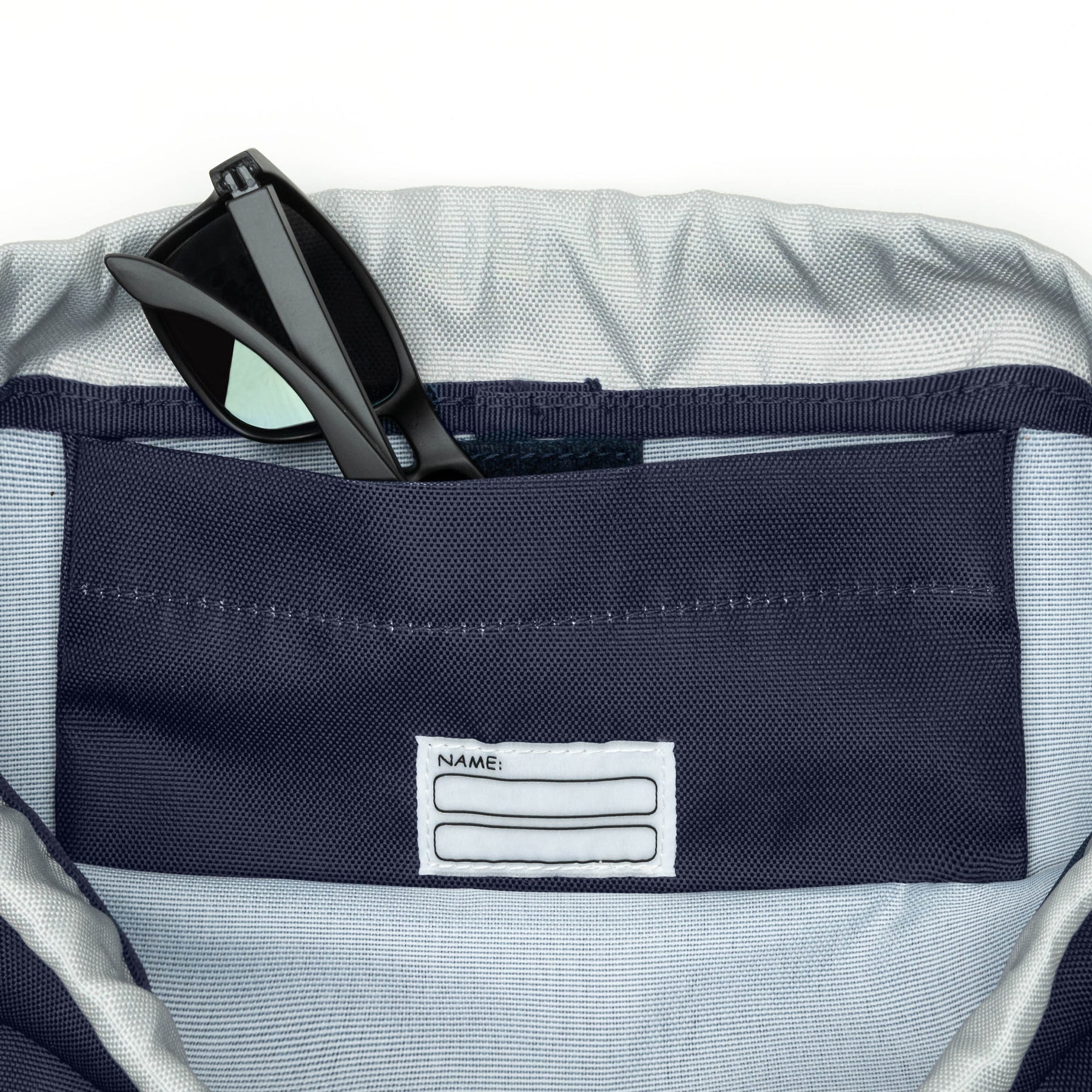 Innenseite des Kinder Turnbeutels 'Nino' mit dunkelblauer Innenfachtasche und Namensschild