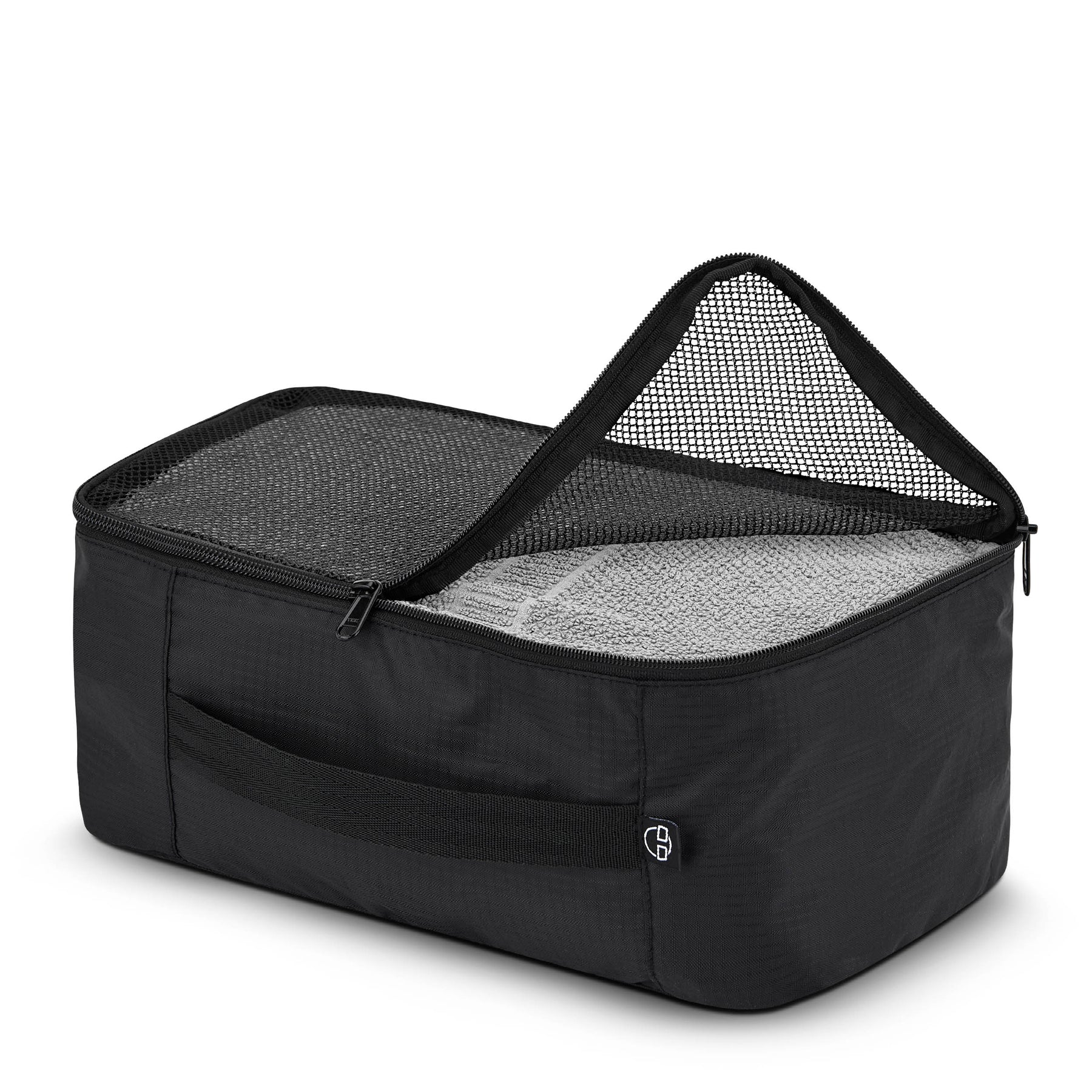 Schwarze Kleidertasche ‚Zack‘ von Johnny Urban mit Netzabdeckung, teilweise geöffnet, gefüllt mit einem grauen Handtuch