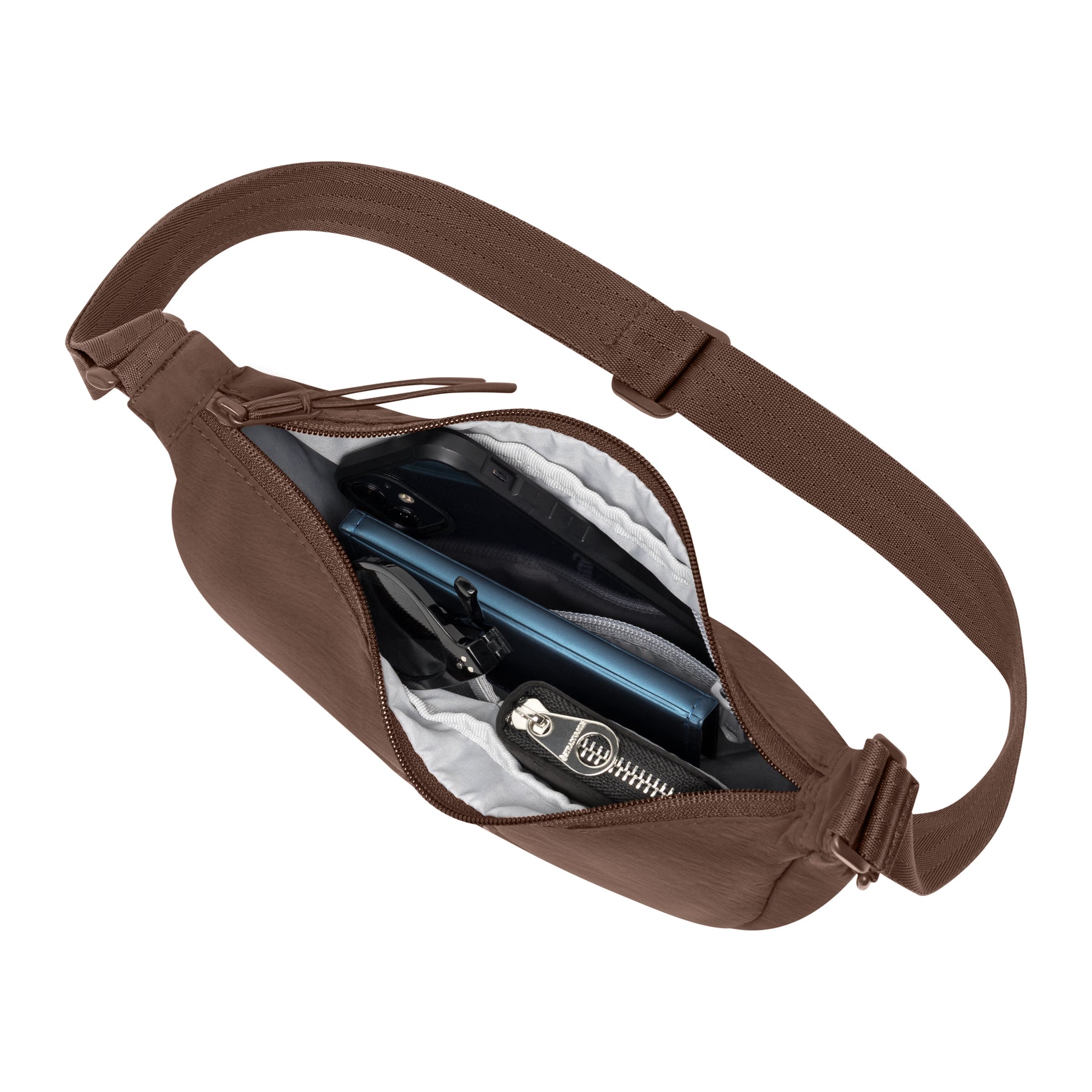 Halbmondtasche 'Kaia Small' in Braun mit Reißverschluss geöffnet, zeigt Innenfach mit Handy, Brille und Schlüsselanhänger