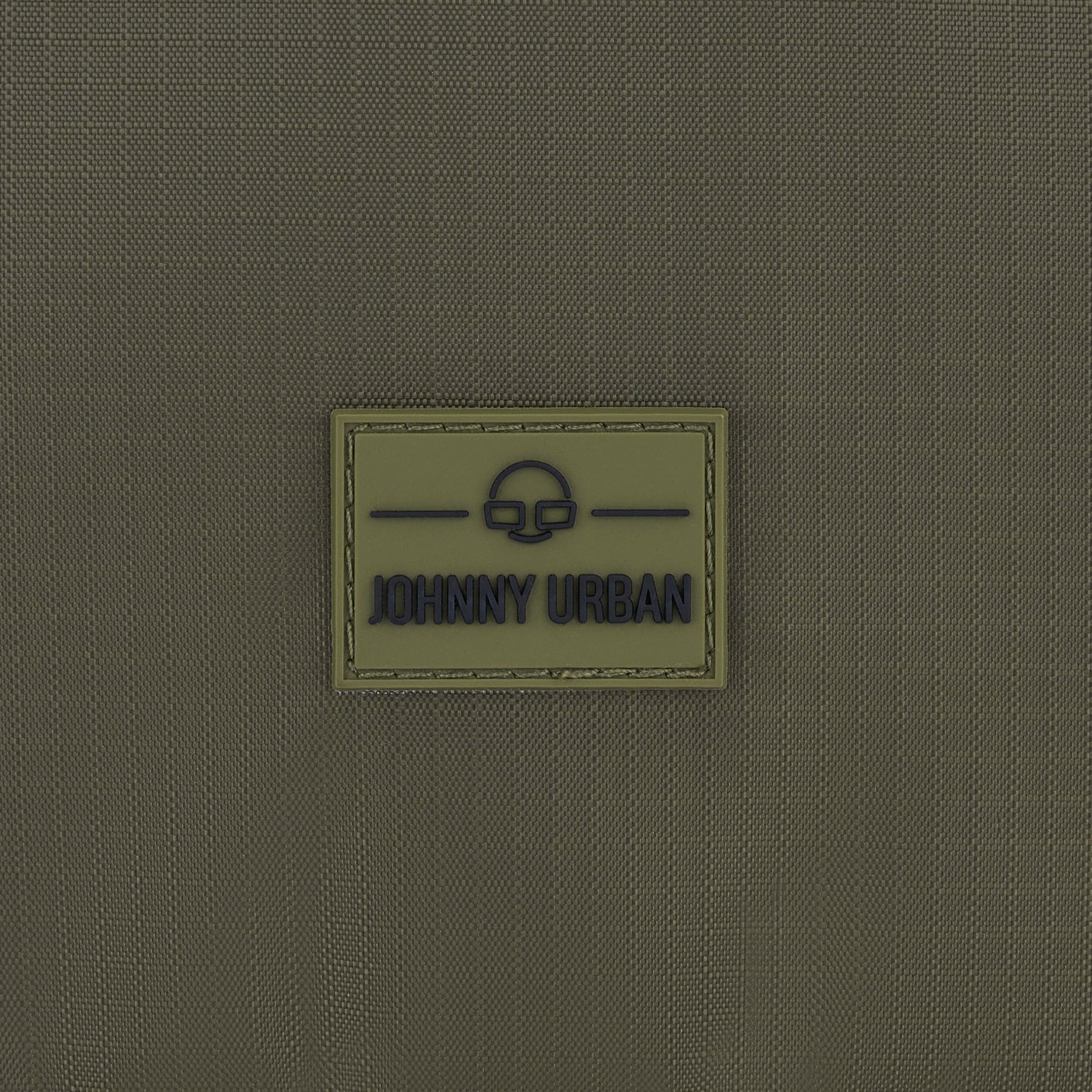 Olivegrüne nachhaltige Kulturtasche 'Logan' mit Johnny Urban Logo aus Stoff.