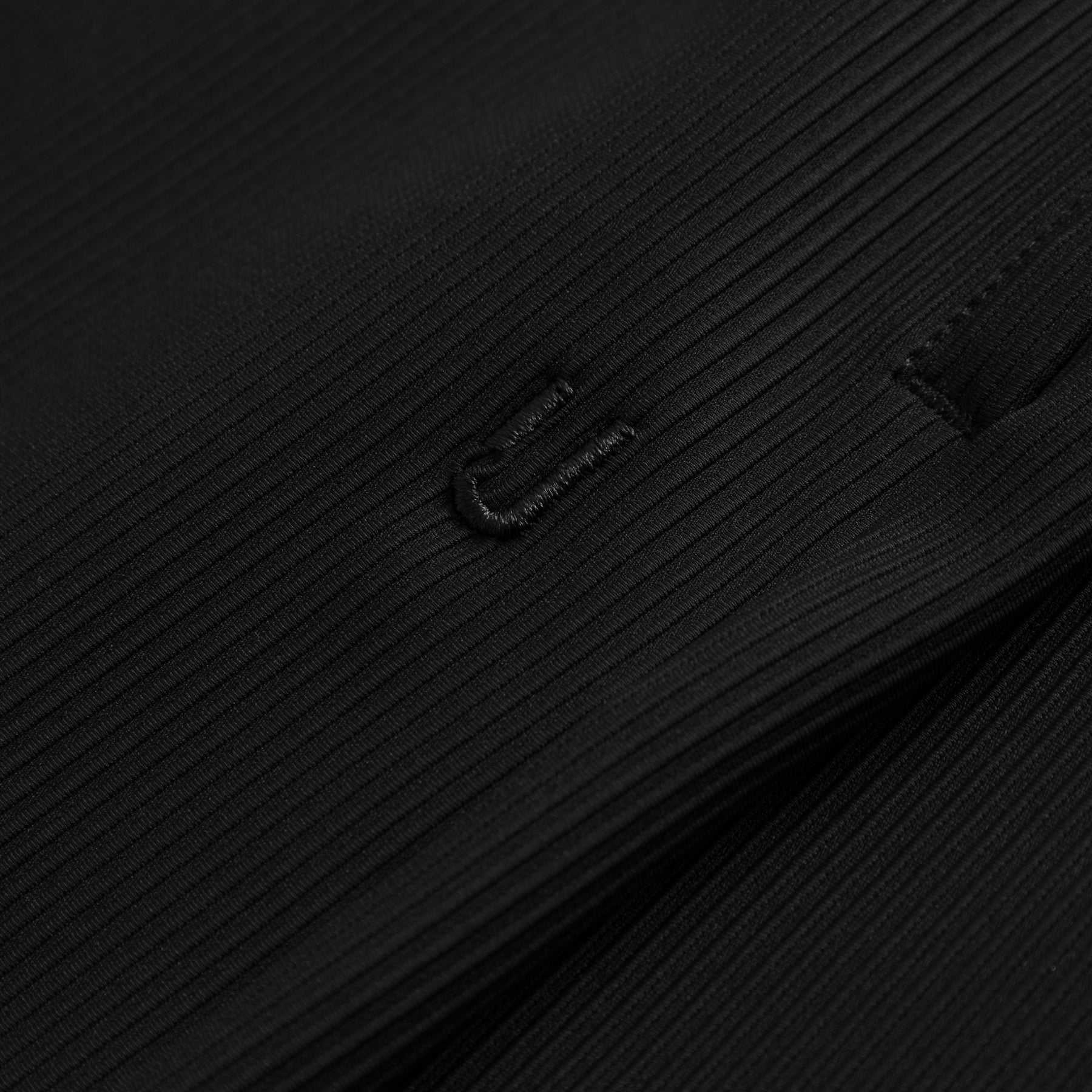 Detailansicht der schwarzen Shorts 'Mason' mit Rippenstruktur und Gürtelschlaufe