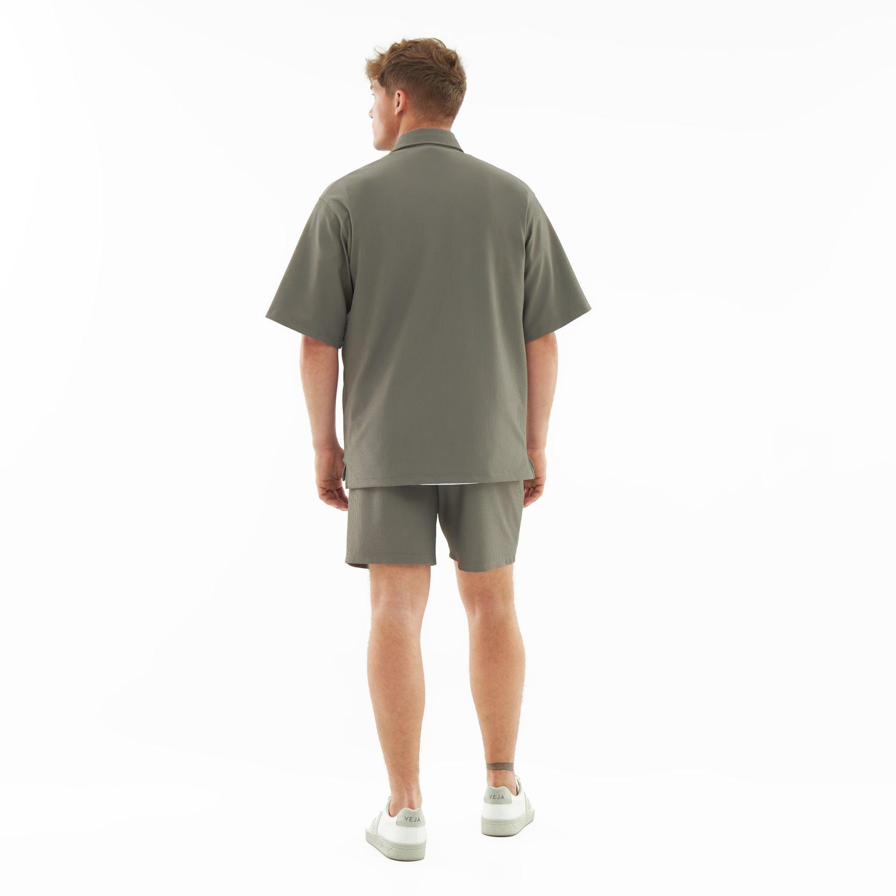 Männliches Model von hinten mit olivfarbenen lockeren Shorts "Mason" und passendem Hemd