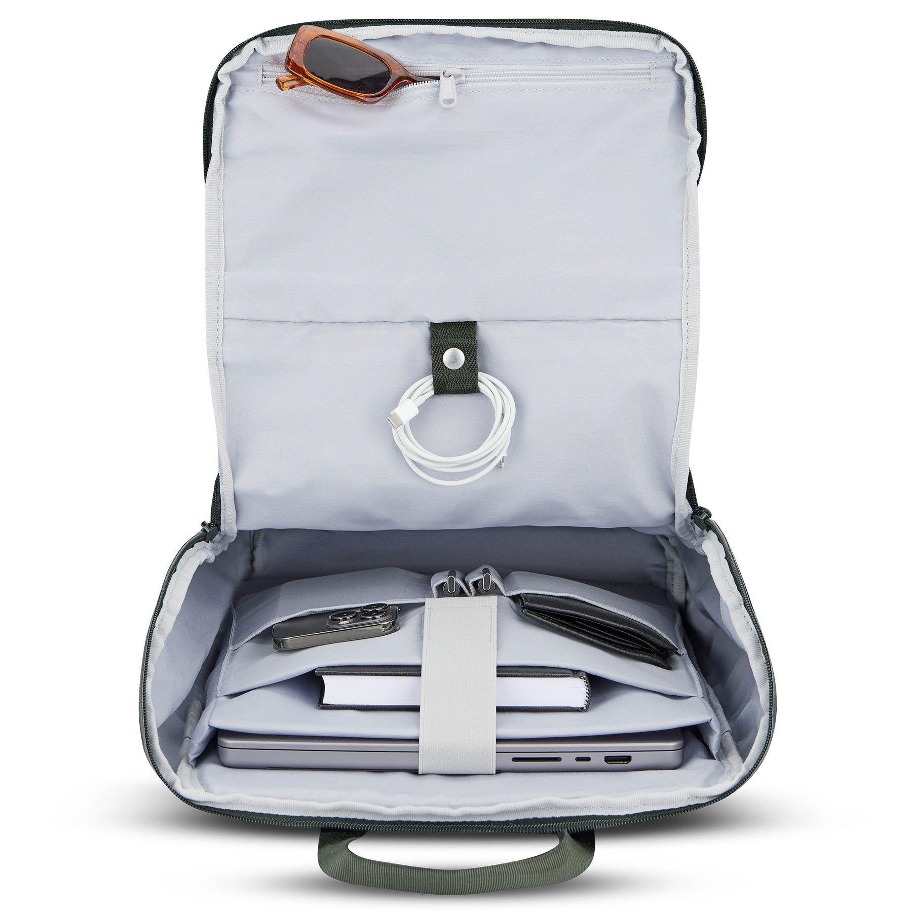Geöffneter grüner Business Rucksack 'Jasper' mit Laptop, Buch, Schlüssel, Brieftasche, Kabel und Sonnenbrille innen