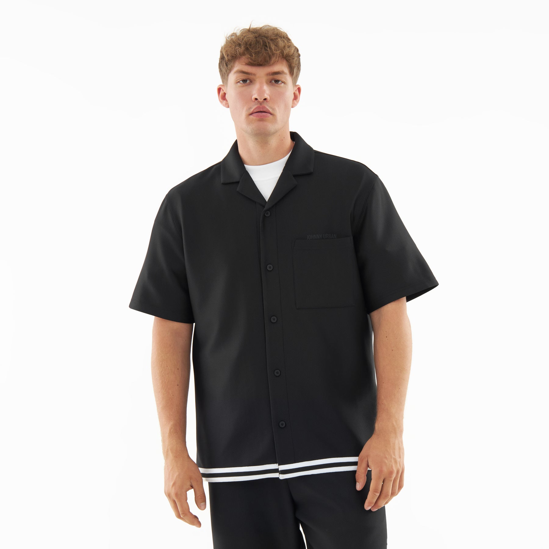 Mann trägt schwarzes kurzärmeliges Hemd mit weißem Unterhemd, Teil des 'Parker' Sets