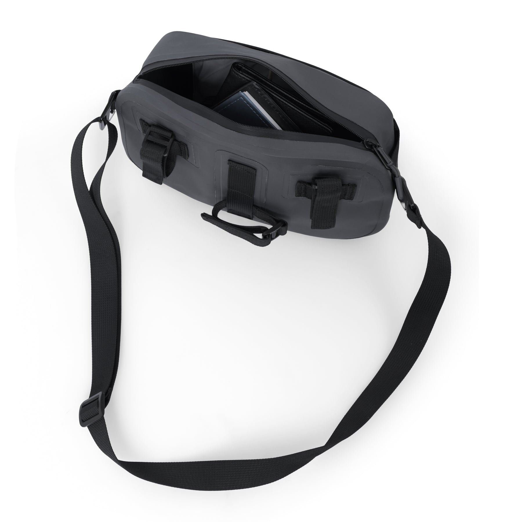 Schwarze Lenkertasche 'Arlo' von Johnny Urban mit Reißverschluss und Riemen, geöffnet mit sichtbarem Inhalt