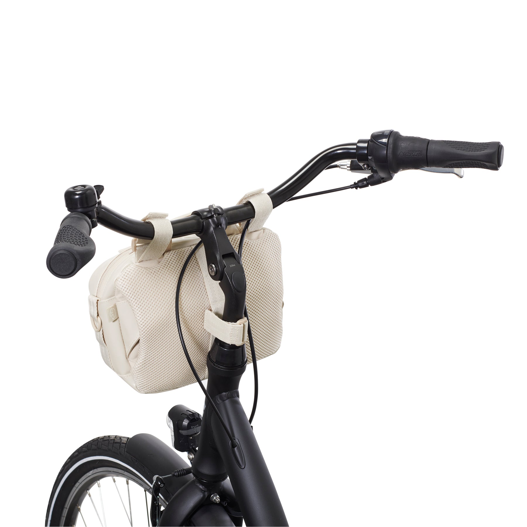 Beige Lenkertasche 'Nelson' von Johnny Urban am schwarzen Fahrradlenker befestigt