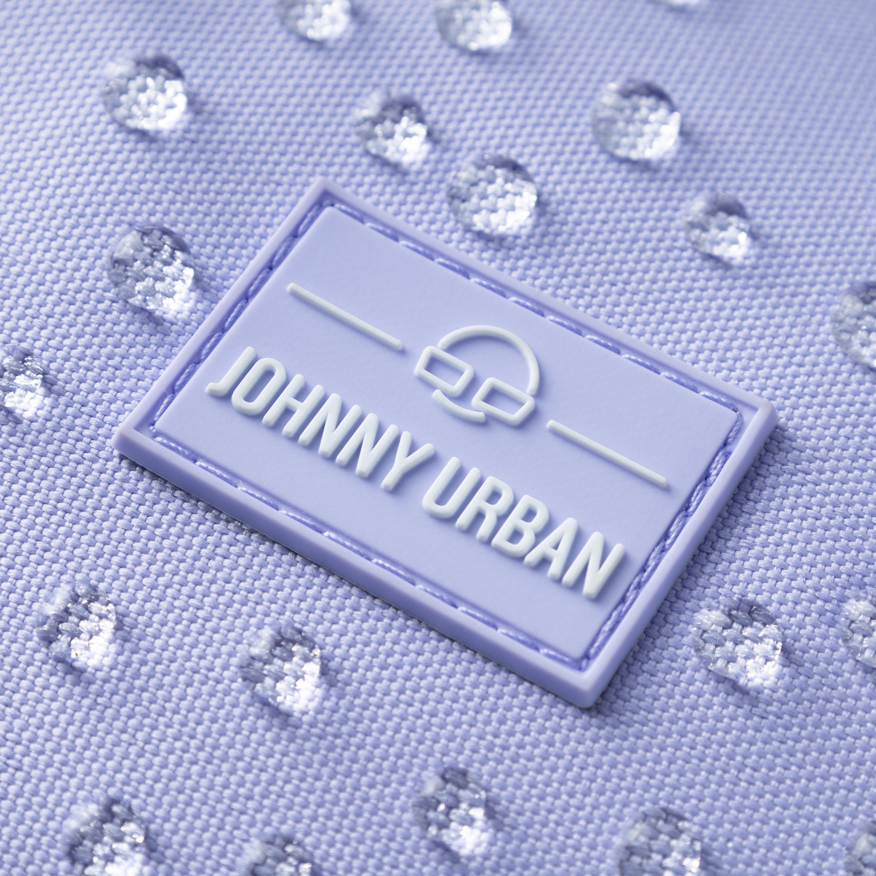 Johnny Urban Logo auf wasserabweisendem Stoff der Half Moon Bag 'Ally Medium' mit Wassertropfen