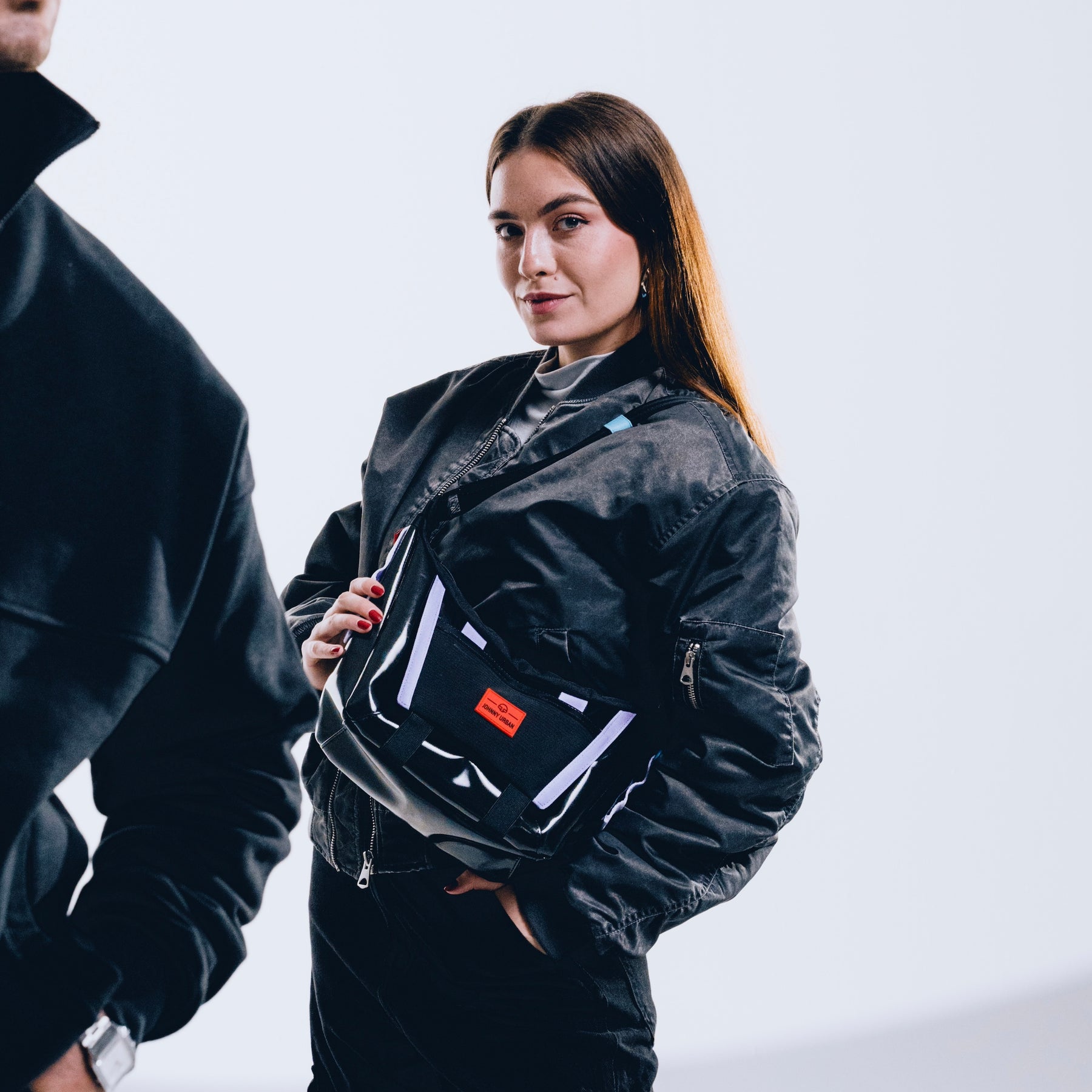 Frau trägt schwarze Handtasche 'Liv' von Johnny Urban über der Schulter, schwarze Jacke