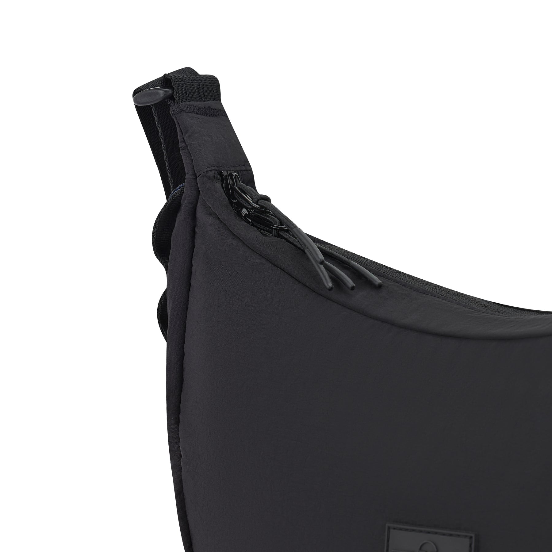 Halbmondförmige 'Kaia Medium' Tasche in Schwarz mit Reißverschluss und verstellbarem Schultergurt