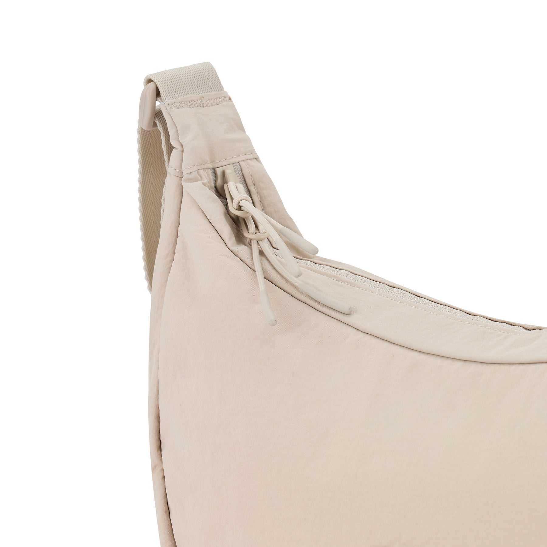 Beige halbmondförmige Umhängetasche Kaia Medium mit Reißverschluss und verstellbarem Schultergurt