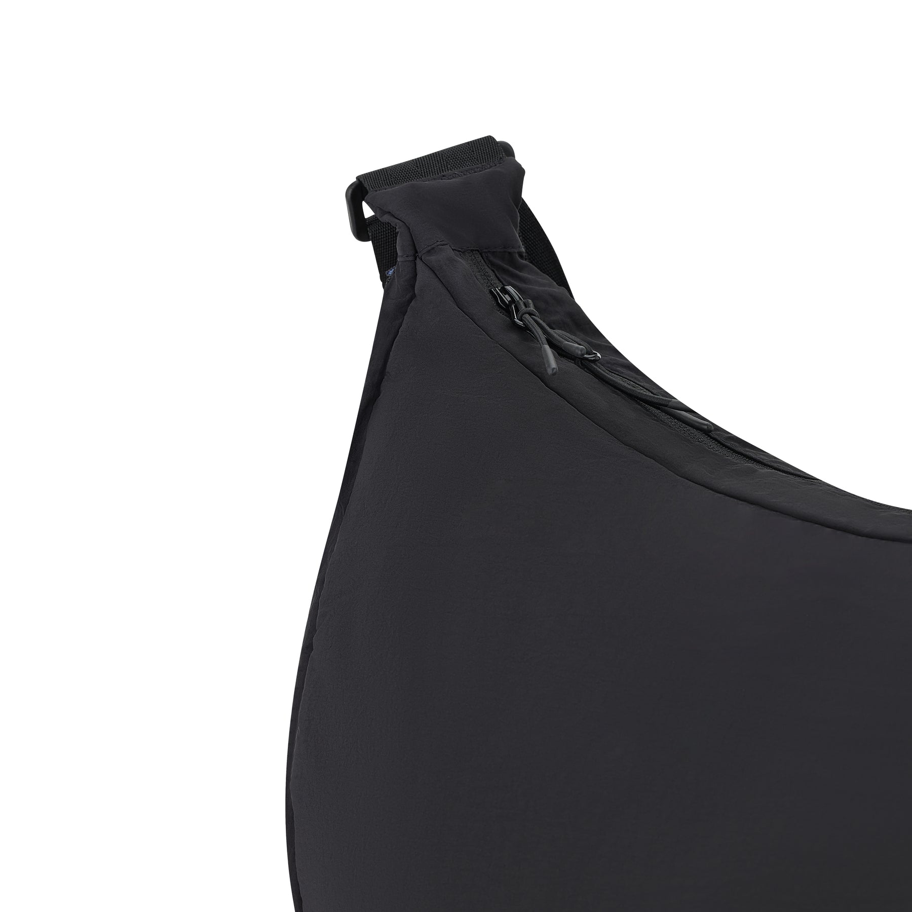 Halbmondtasche Kaia XL in Schwarz mit Reißverschluss und verstellbarem Schultergurt