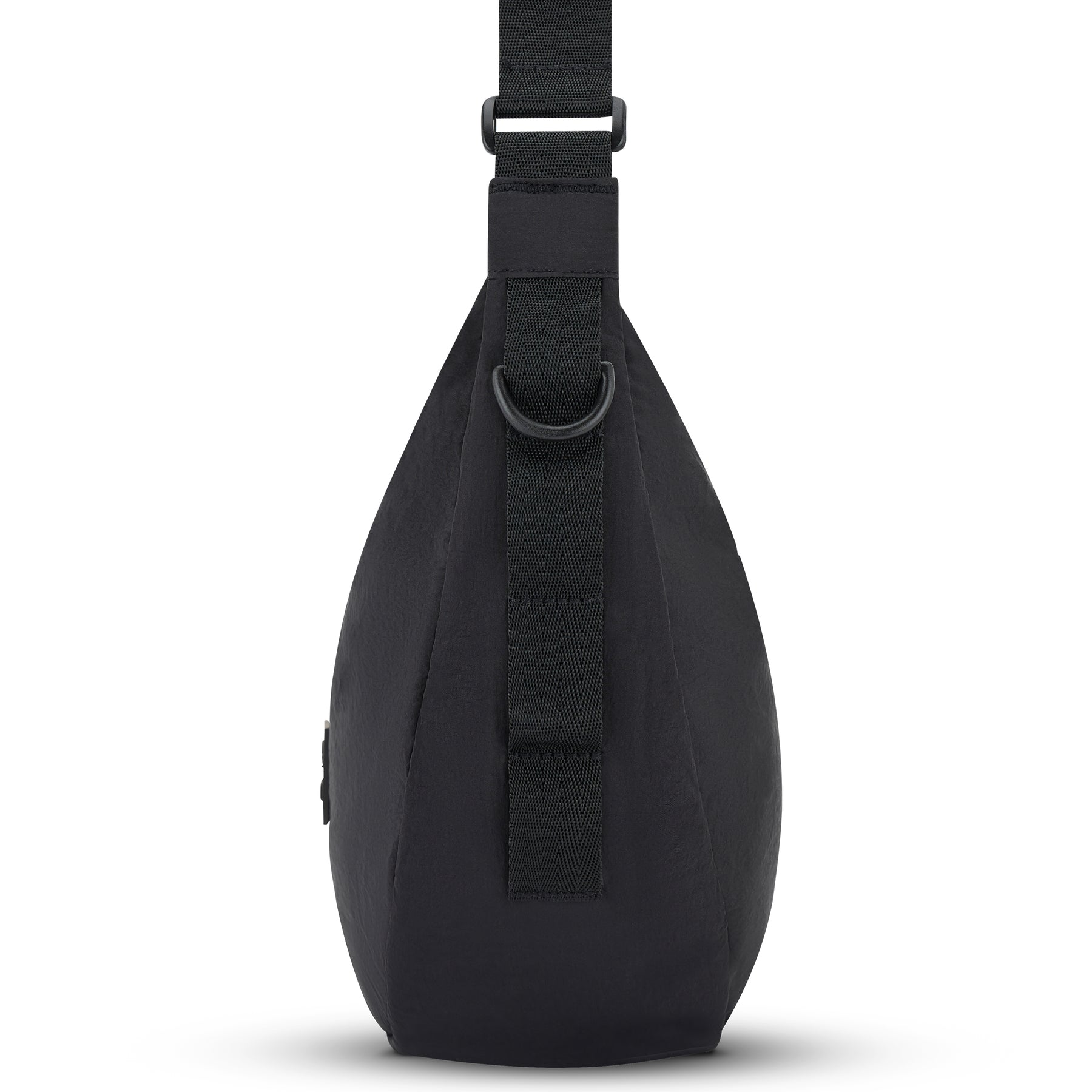 Schwarze Half Moon Bag 'Kaia Medium' von Johnny Urban, Seitenansicht mit verstellbarem Riemen und D-Ring