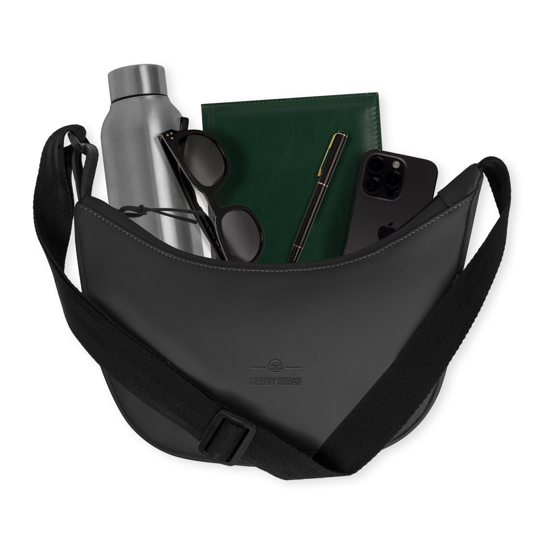 Halbmondtasche 'Rory' von Johnny Urban mit Flasche, Sonnenbrille, grünem Notizbuch, Stift und Smartphone