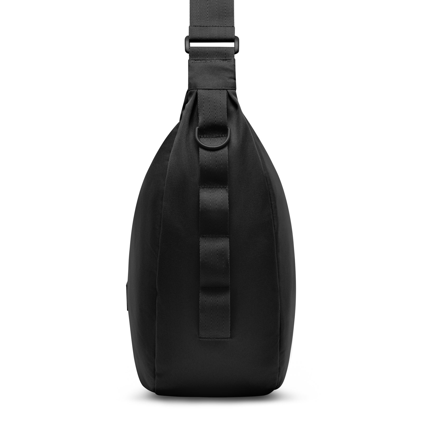 Halbmondtasche Ally XL in Schwarz mit breitem verstellbarem Schulterriemen und D-Ring seitlich