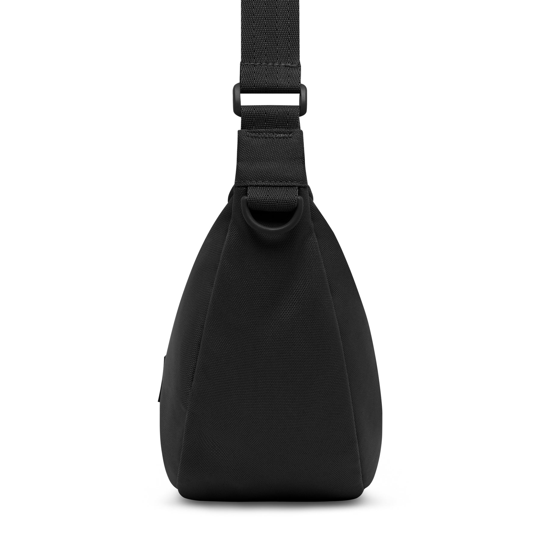 Seitenansicht der schwarzen Half Moon Bag Ally Medium mit verstellbarem Gurt und D-Ring