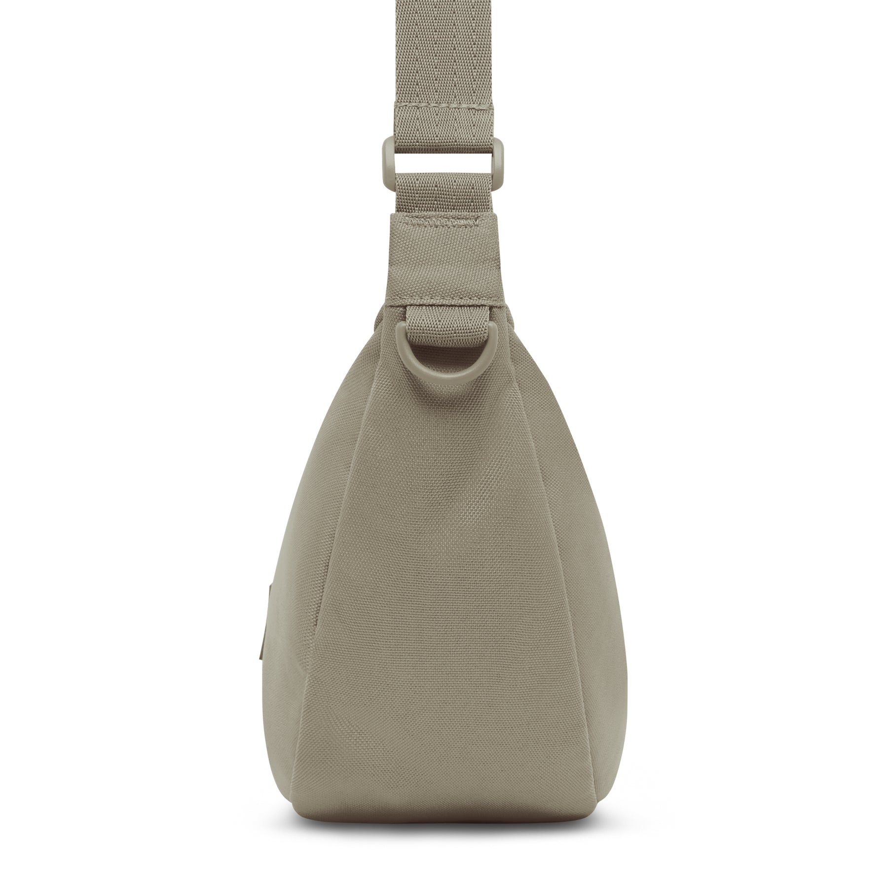 Seitenansicht der halbmondförmigen Tasche ‚Ally Medium‘ in Beige mit gepolstertem Trageriemen und D-Ring