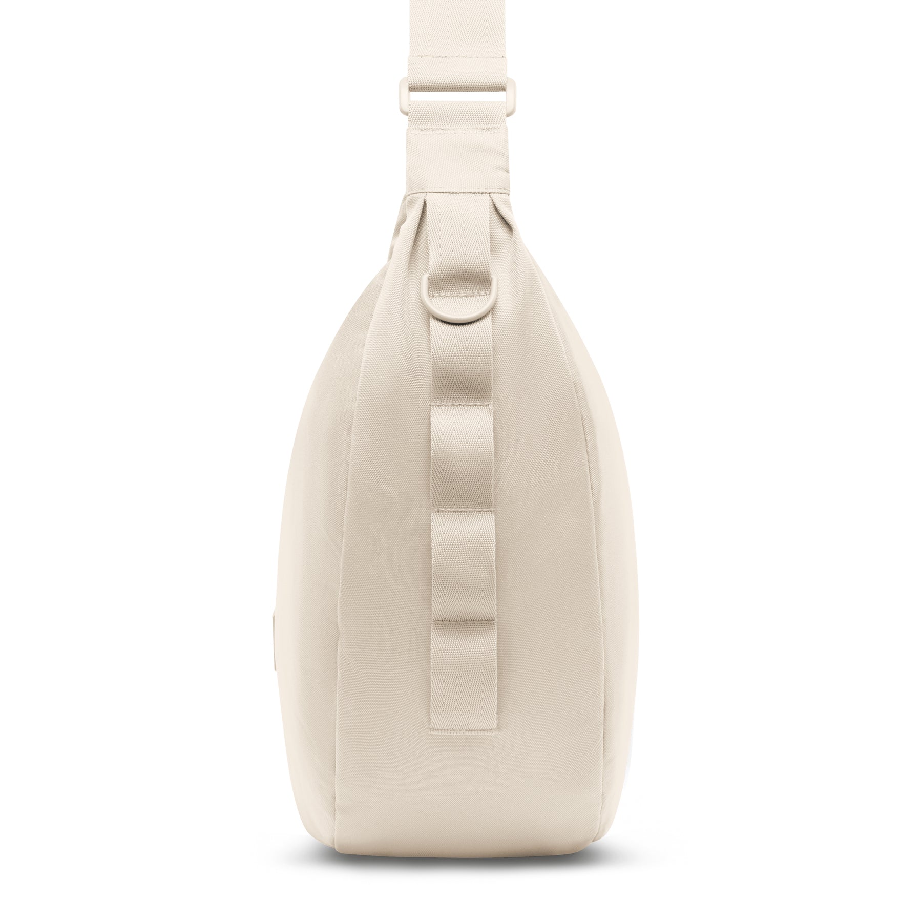 Seitenansicht der cremefarbenen Half Moon Bag 'Ally XL' mit D-Ring und verstellbarem Schultergurt