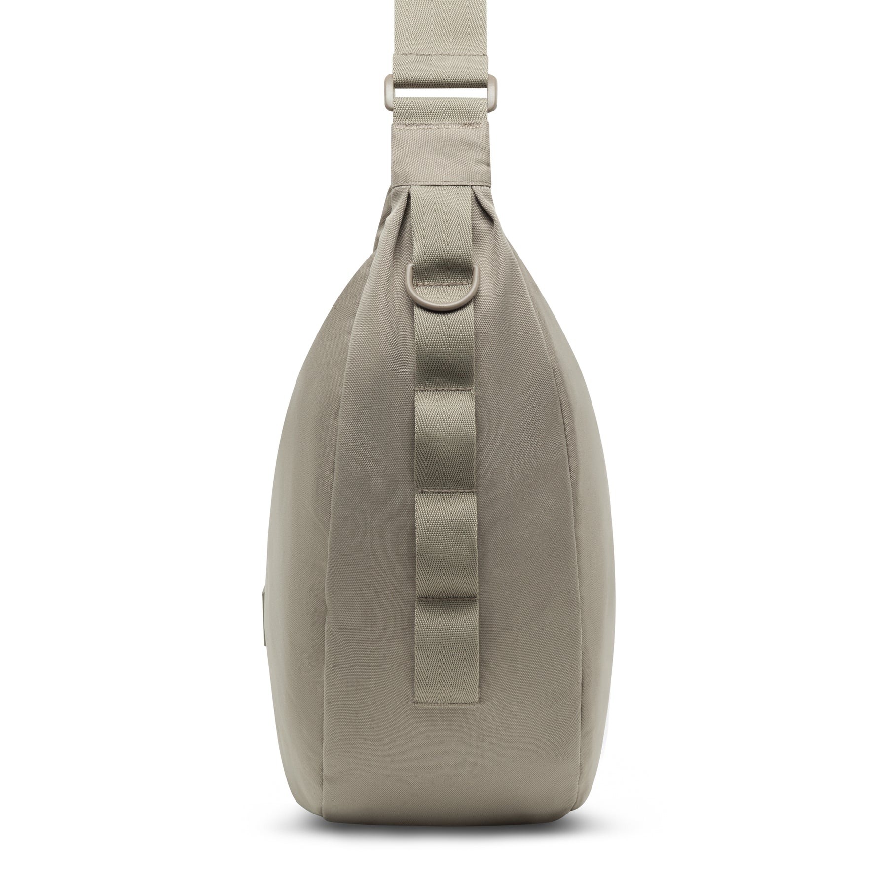 Seitenansicht der Half Moon Bag 'Ally XL' in Beige mit D-Ring und Riemen aus robustem Material