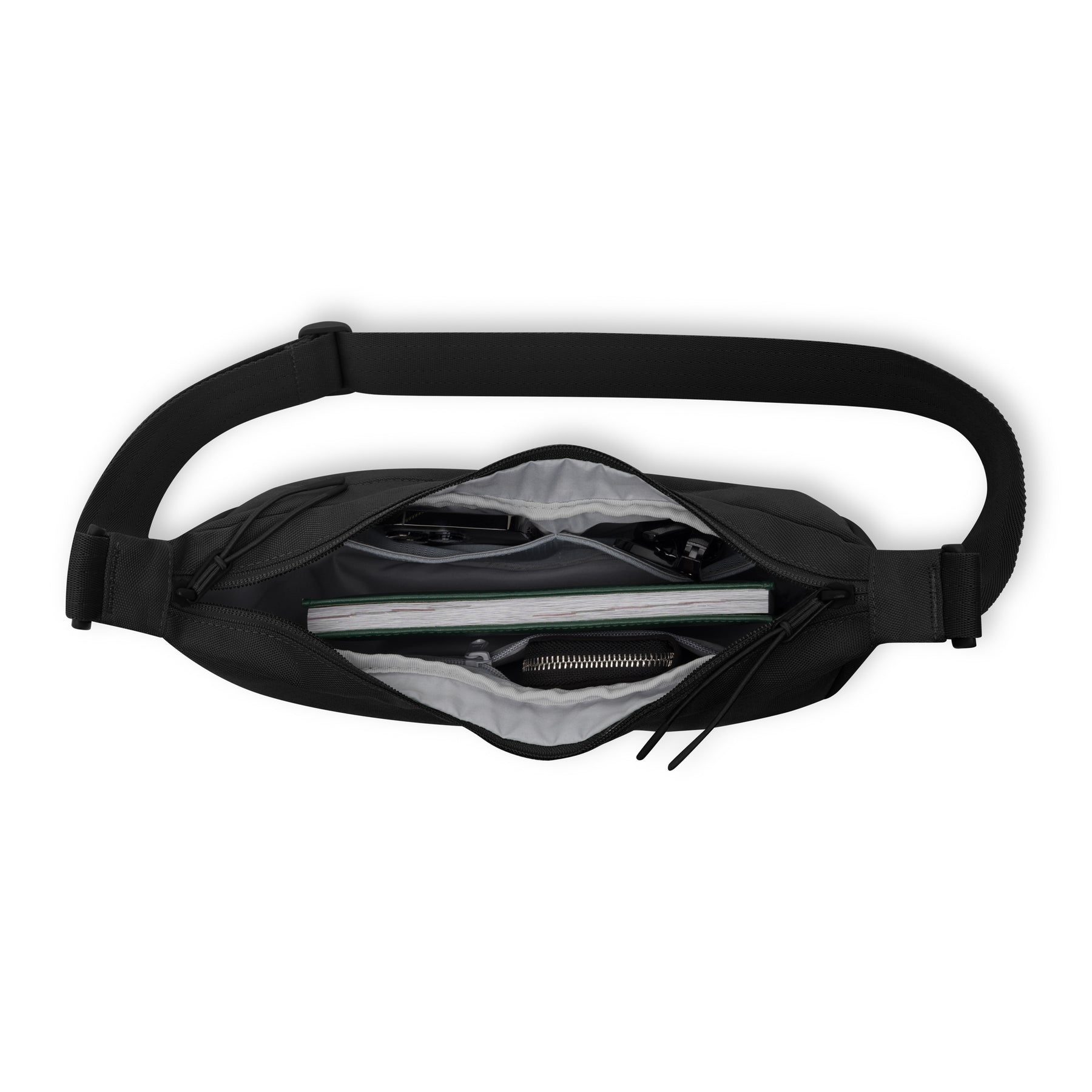 Geöffnete halbmondförmige Tasche 'Ally Medium' in Schwarz mit mehreren Innenfächern und verstellbarem Riemen