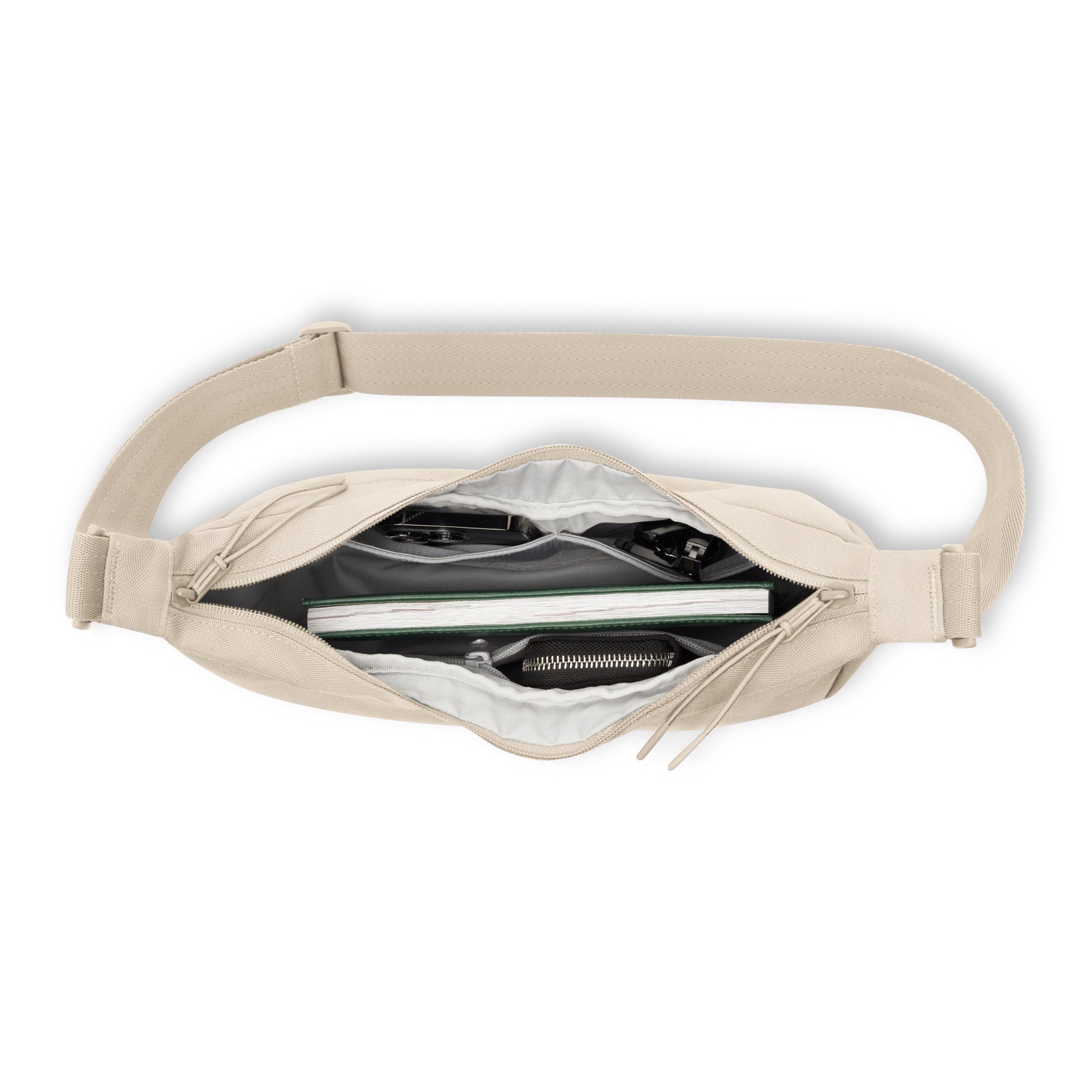 Geöffnete halbmondförmige Tasche Ally Medium in Beige mit sichtbaren Innenfächern und Inhalt