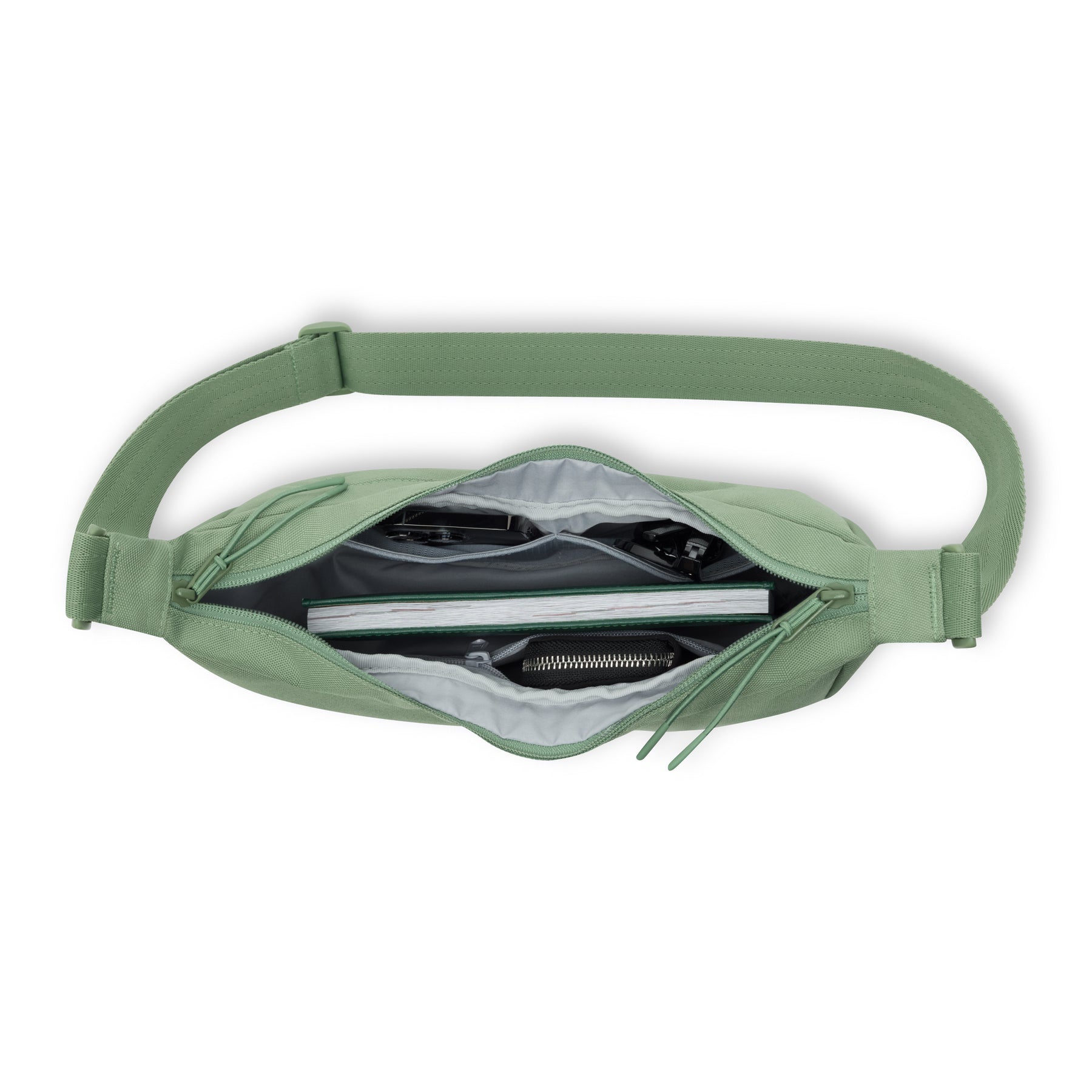 Halbmondtasche 'Ally Medium' in Grün mit geöffnetem Reißverschluss, zeigt organisierte Innenfächer mit Notizbuch und Zubehör