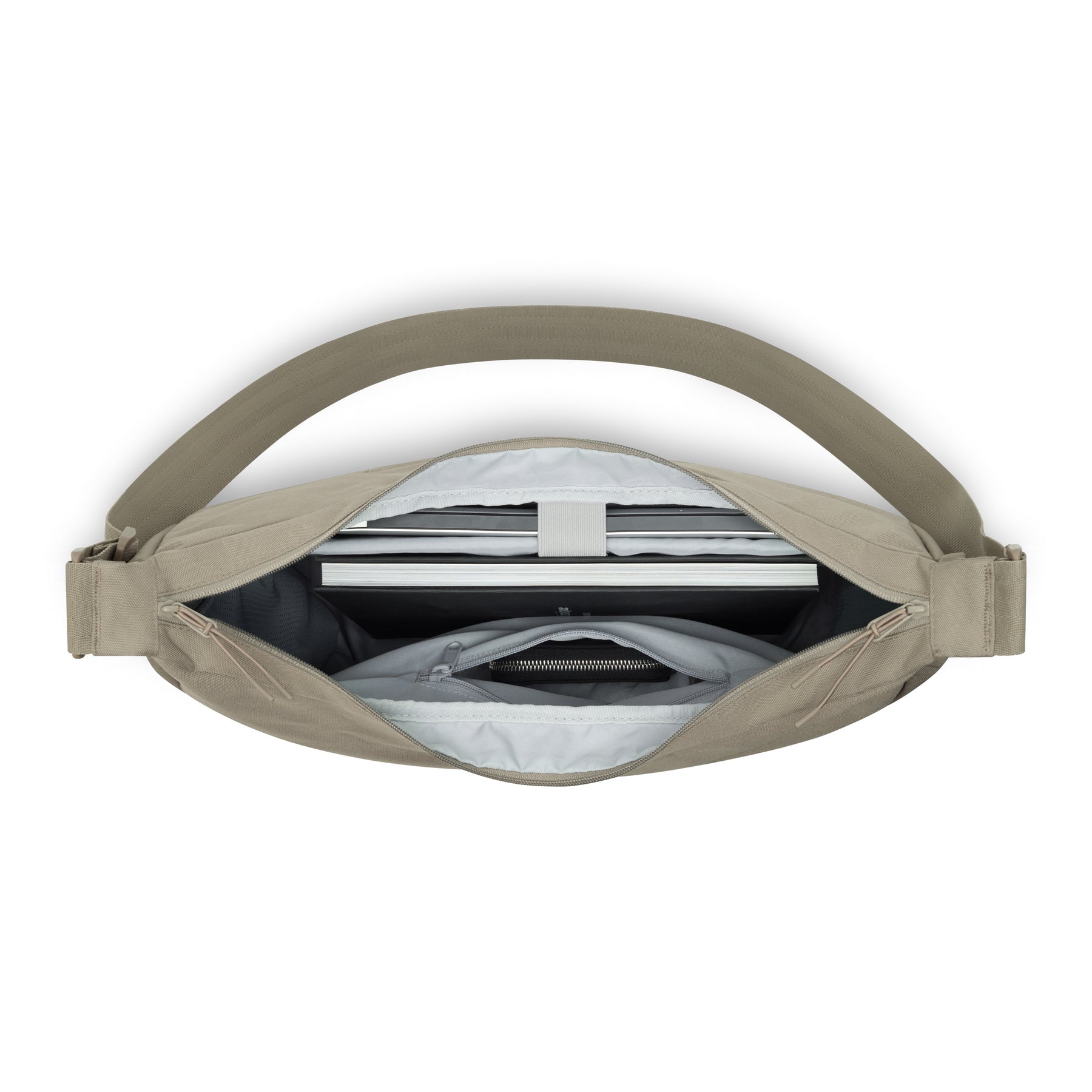 Half Moon Bag Ally XL in Beige mit geöffnetem Hauptfach und Innentaschen, darin Laptop und Reißverschlussfach