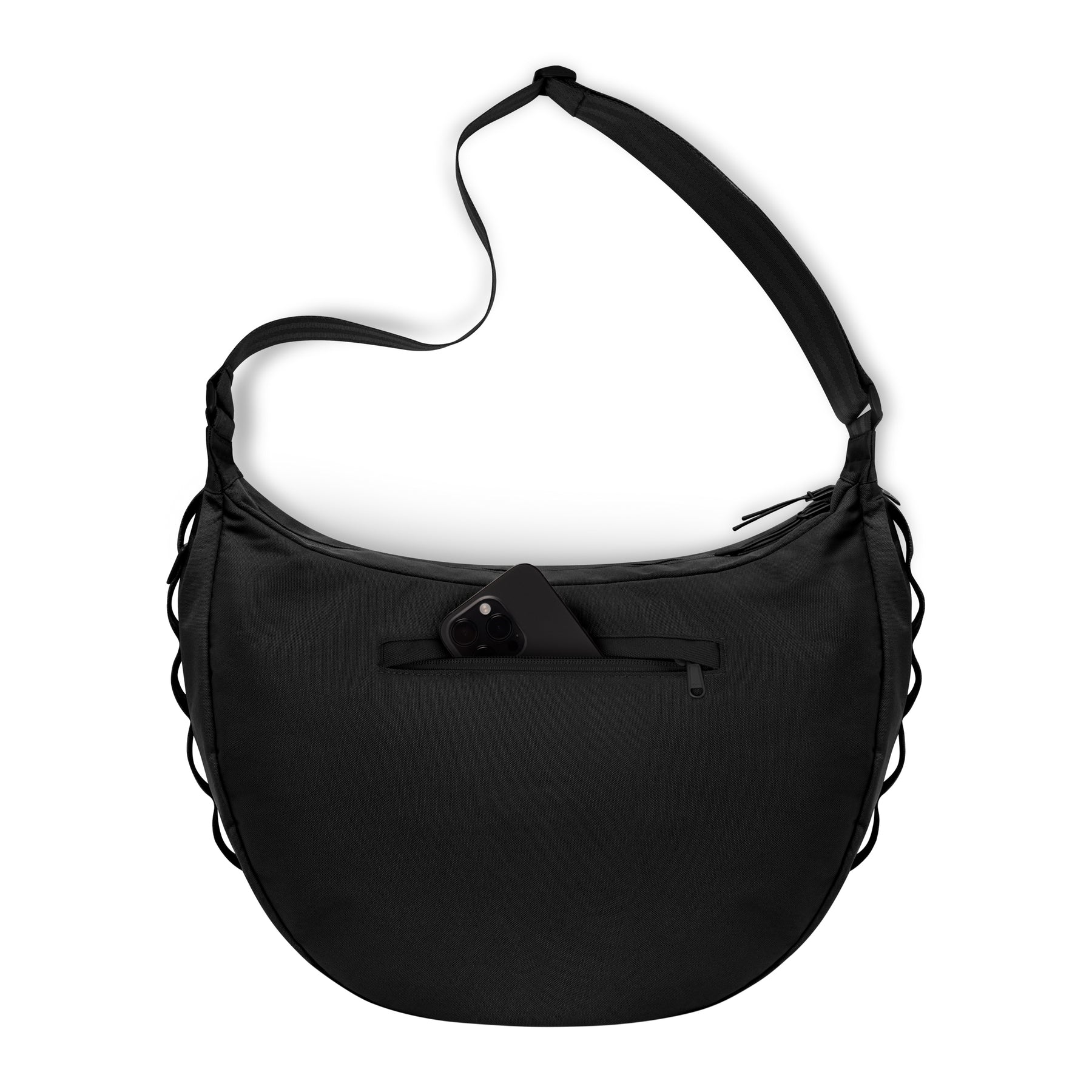 Halbmondförmige schwarze Half Moon Bag "Ally XL" mit verstellbarem Schultergurt und einer Außentasche, in der ein Smartphone steckt
