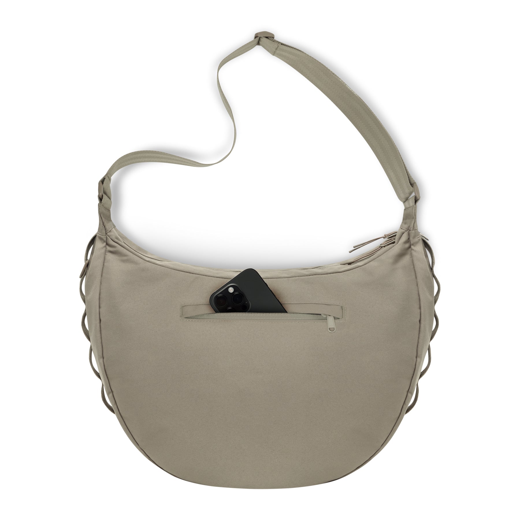 Halbmondtasche 'Ally XL' von Johnny Urban in Beige mit verstellbarem Schultergurt und Vorderseitenreißverschluss, teilweise geöffnete Tasche mit Handyfach