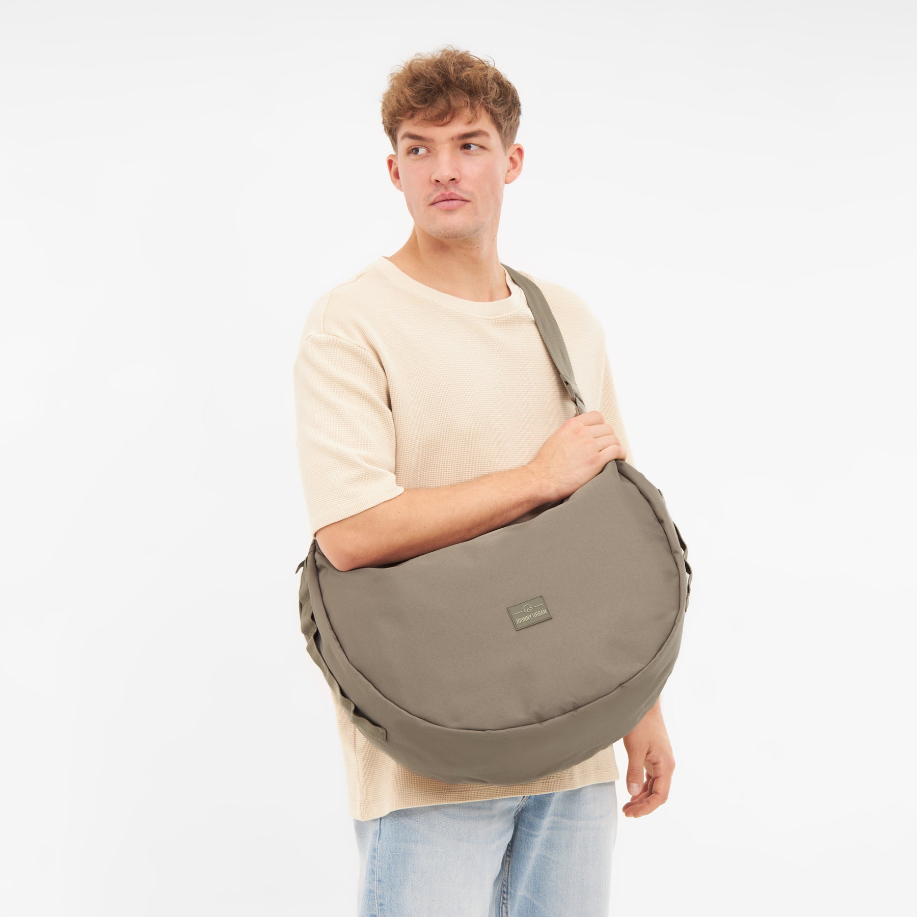 Mann trägt half moon Bag 'Ally XL' in Grau quer über die Schulter