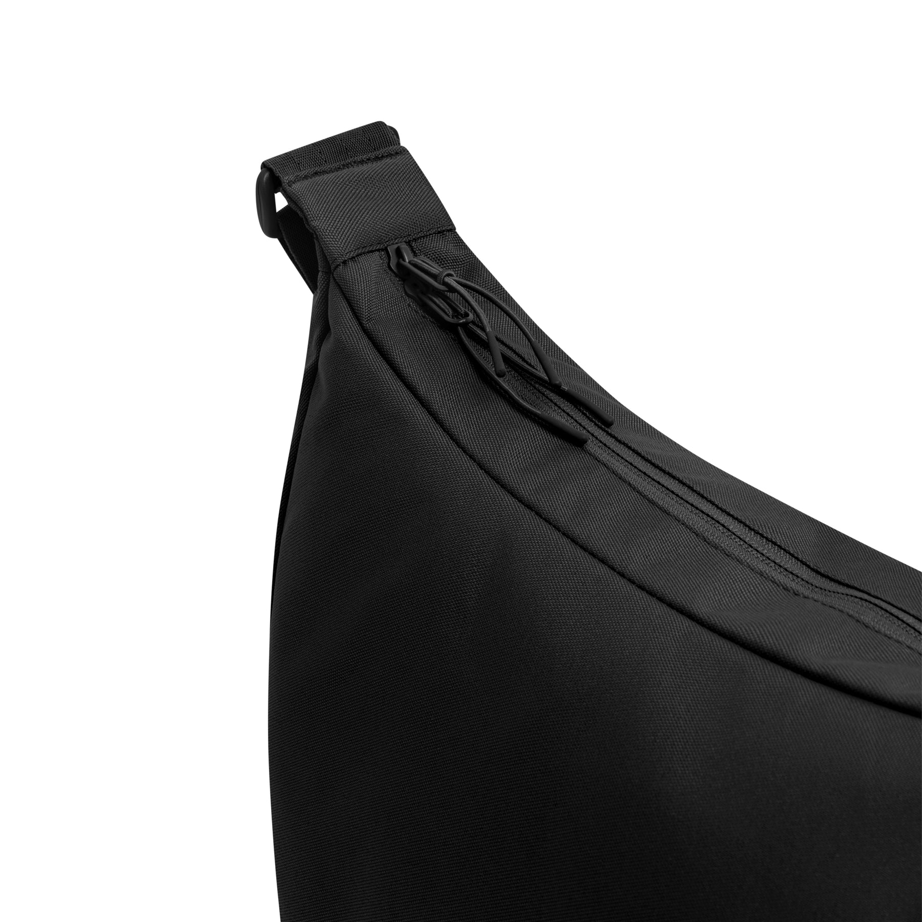 Schwarze Half Moon Bag 'Ally XL' mit geschlossenem Reißverschluss aus robustem Material