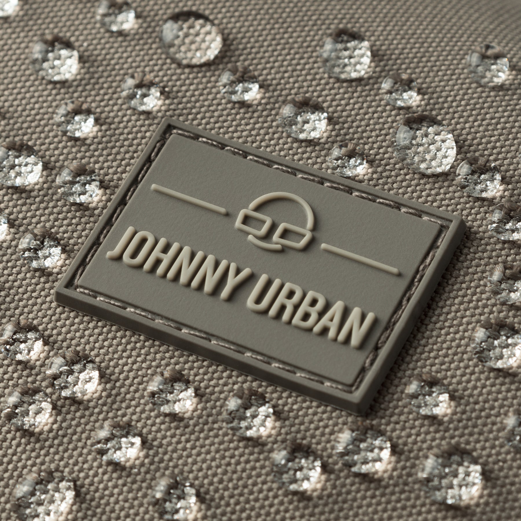 Johnny Urban Logo auf wasserabweisendem Stoff mit Wasserperlen