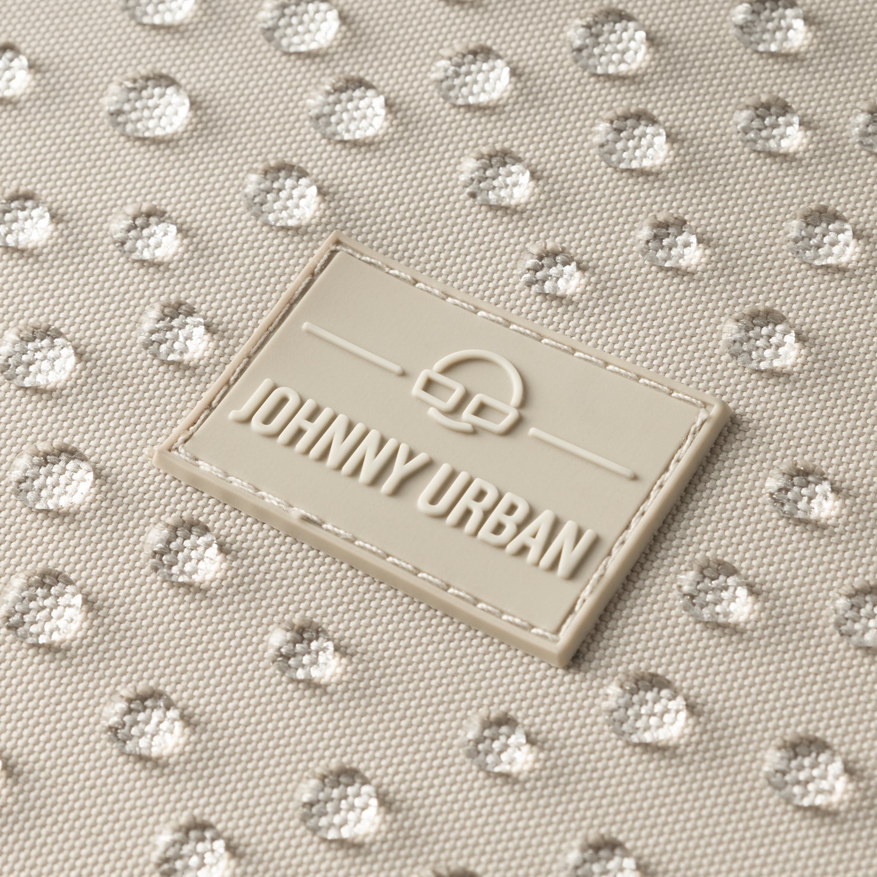 Wasserabweisender Stoff mit Johnny Urban Logo auf beigem Half Moon Bag 'Ally XL'