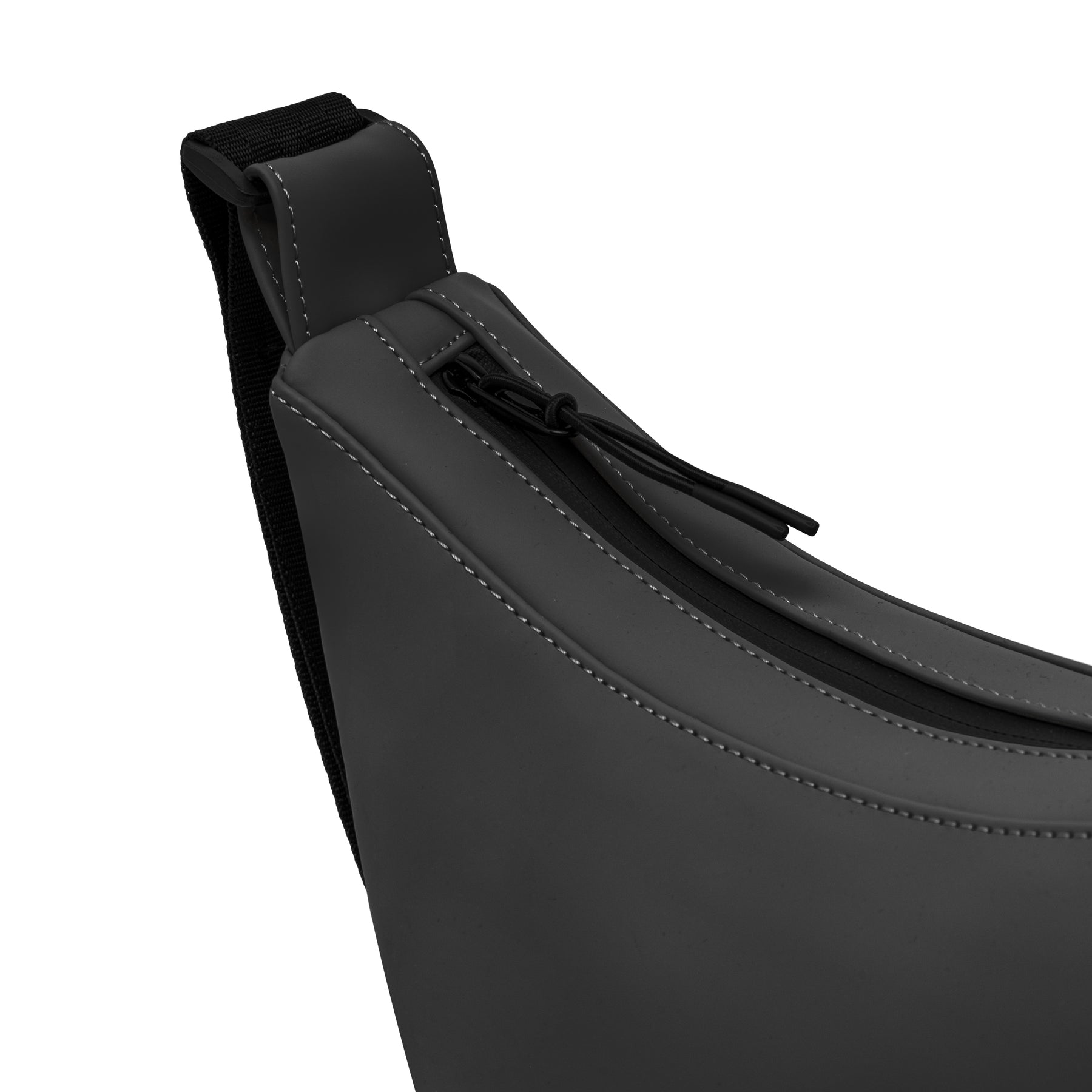 Schwarze Half Moon Bag 'Rory' von Johnny Urban mit wasserdichtem Reißverschluss und weißer Naht