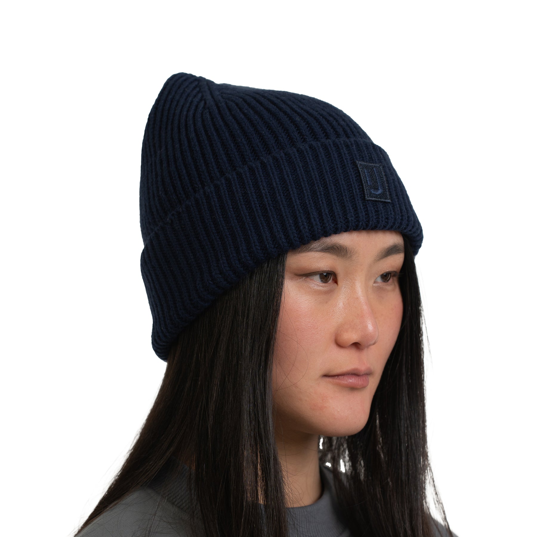 Dunkelblaue gerippte Beanie 'Billie' von Johnny Urban, getragen von einer Frau mit langen schwarzen Haaren