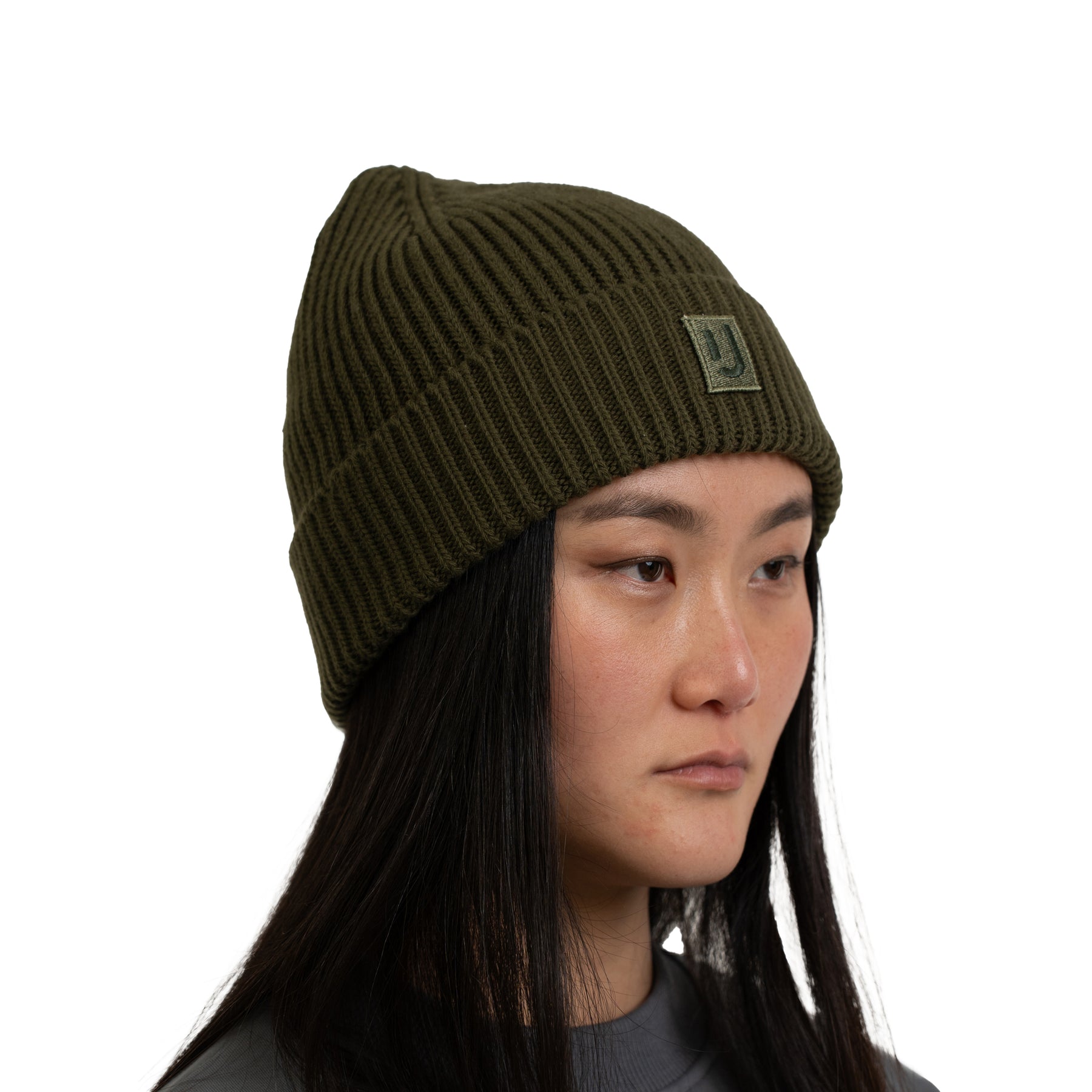 Dunkelgrüne Strickmütze 'Billie' von Johnny Urban auf weiblichem Modell