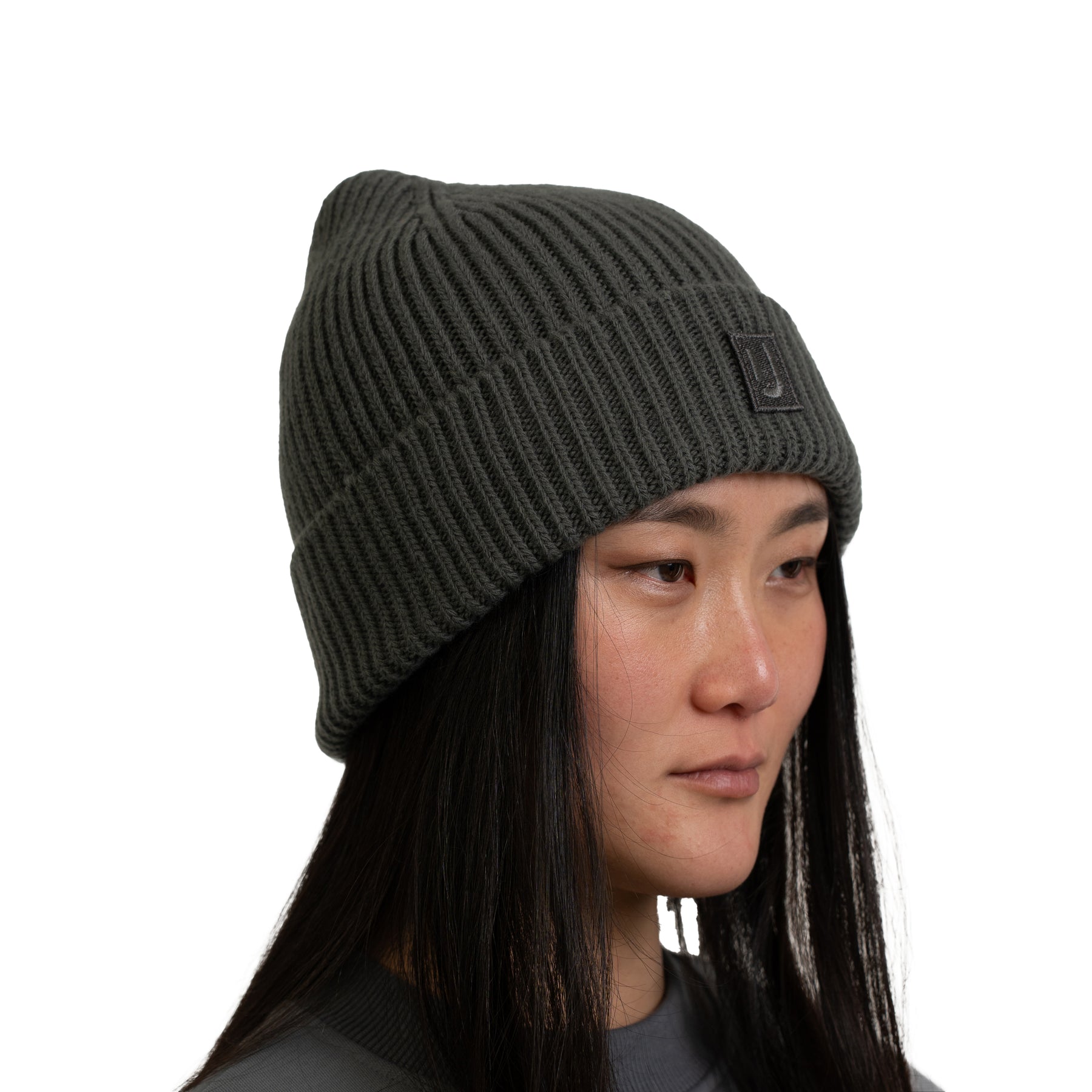 Frau trägt graue, gerippte Strickmütze 'Billie' von Johnny Urban