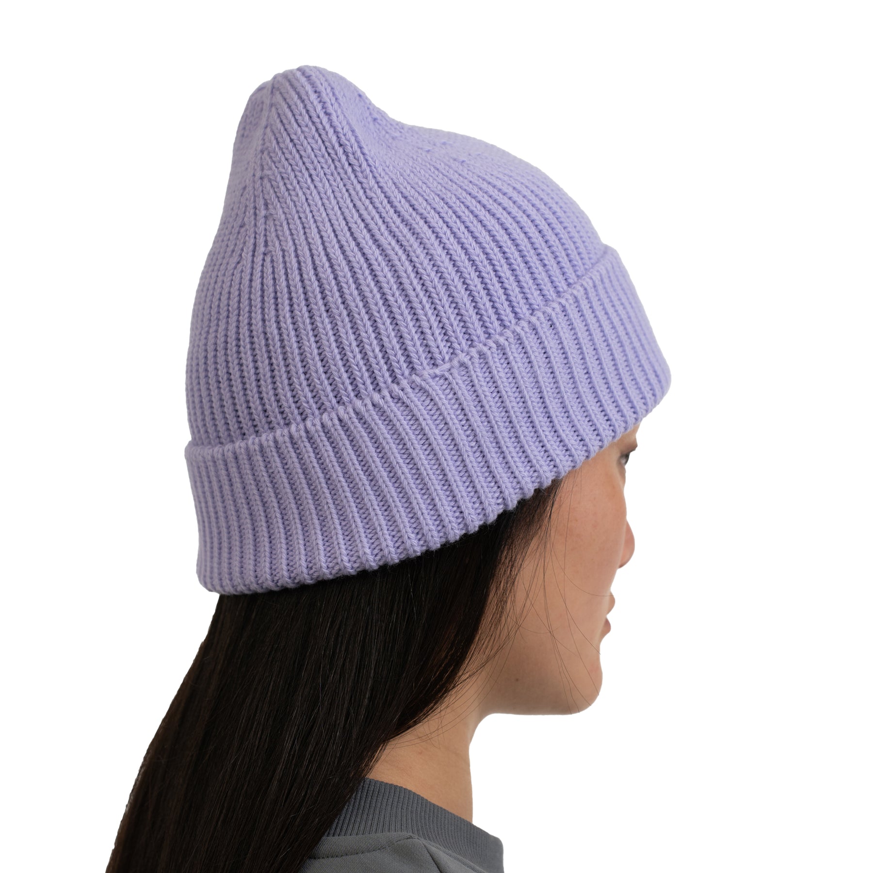 Seitliches Profil einer Person mit langer dunkler Haaren, die die lila Mütze "Billie" von Johnny Urban trägt
