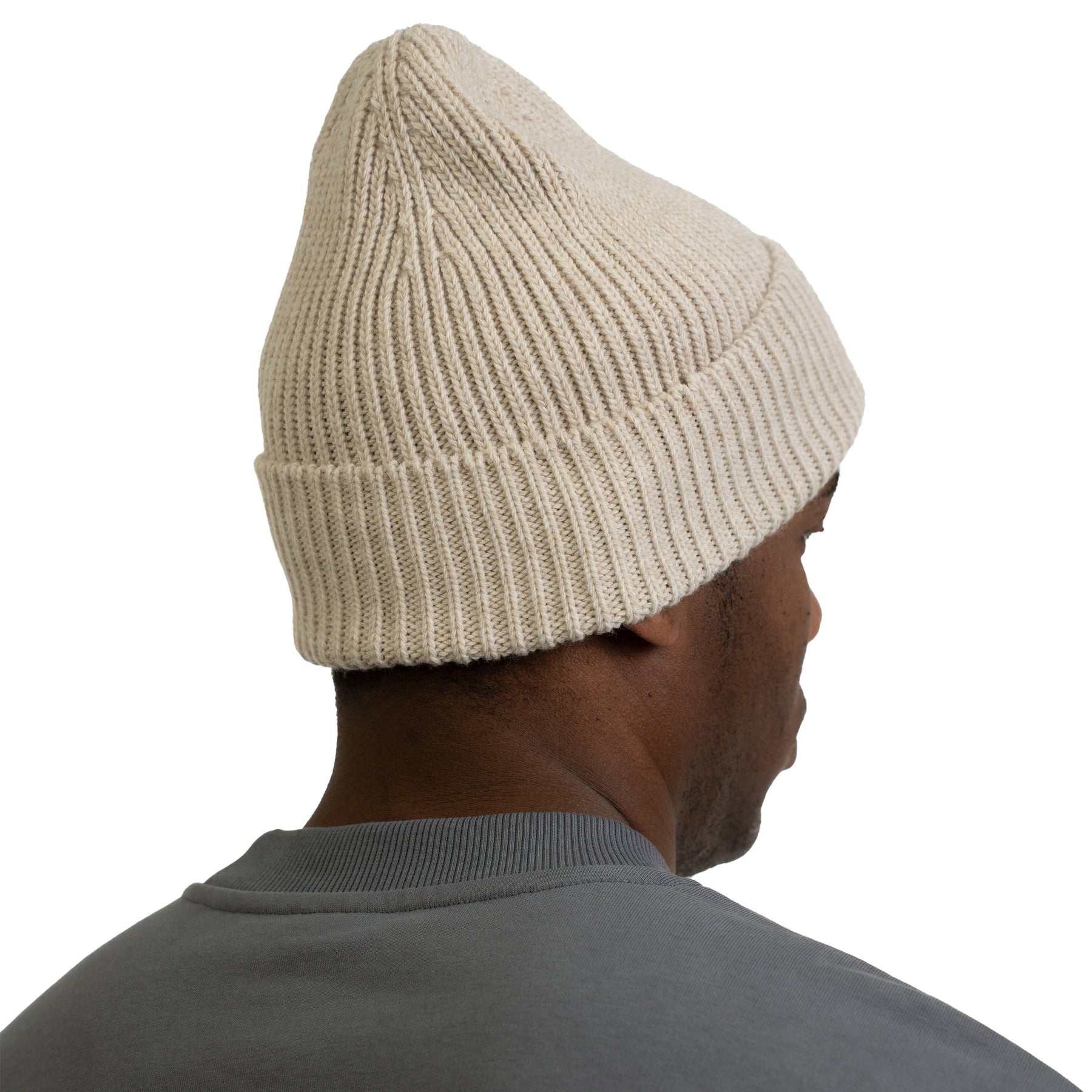 Beige gestrickte Mütze 'Billie' von Johnny Urban, getragen von einem Mann von hinten