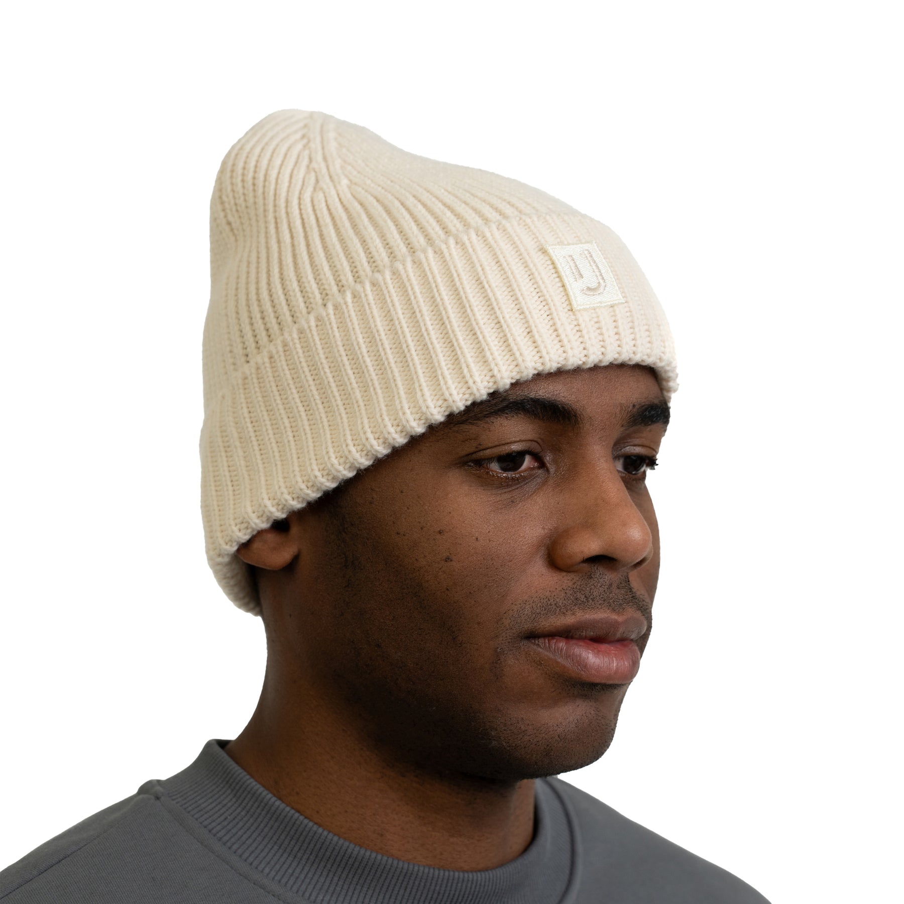 Mann trägt cremefarbene Johnny Urban Mütze 'Billie' aus geripptem Strick