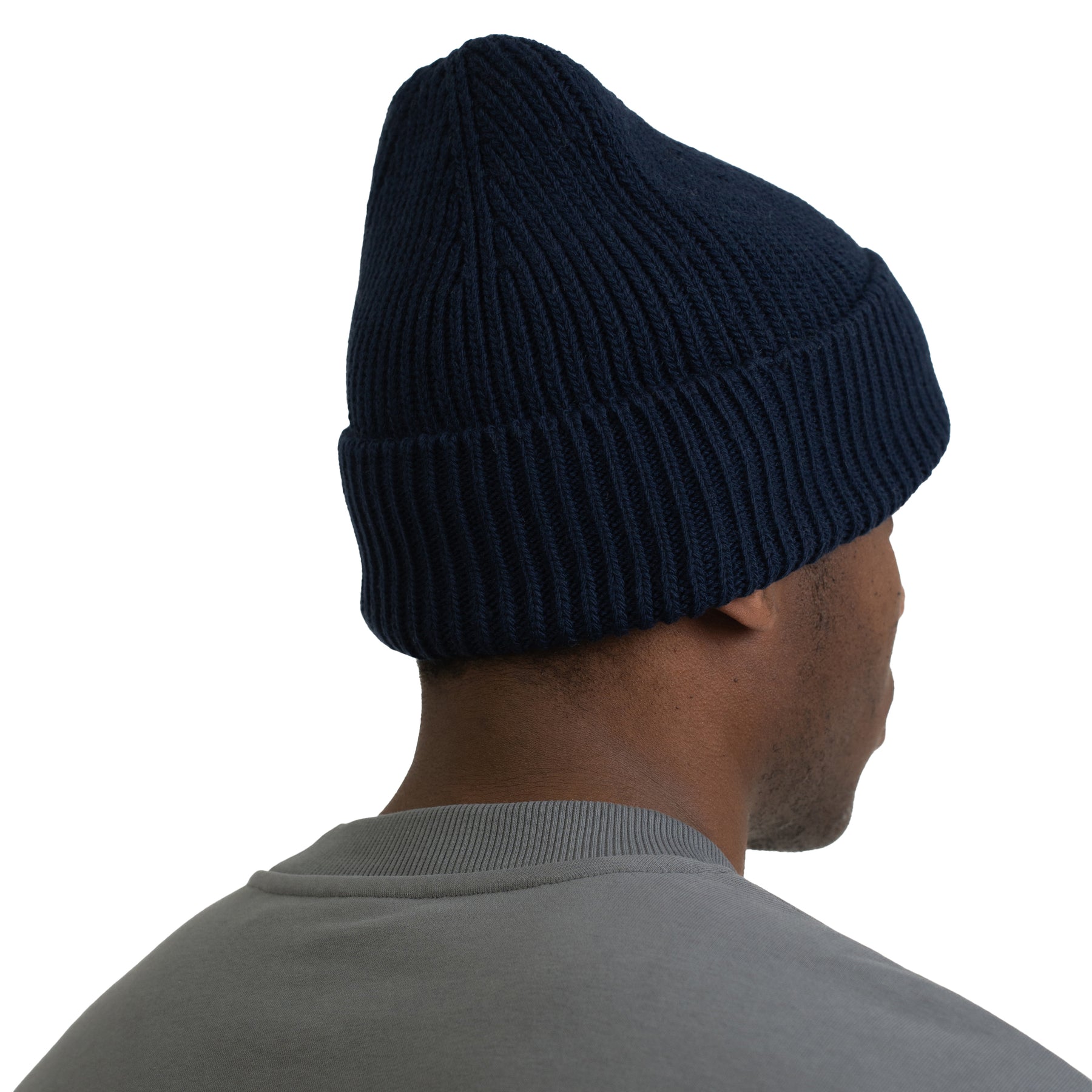 Dunkelblaue Strickmütze 'Billie' von Johnny Urban an einem Mann von hinten