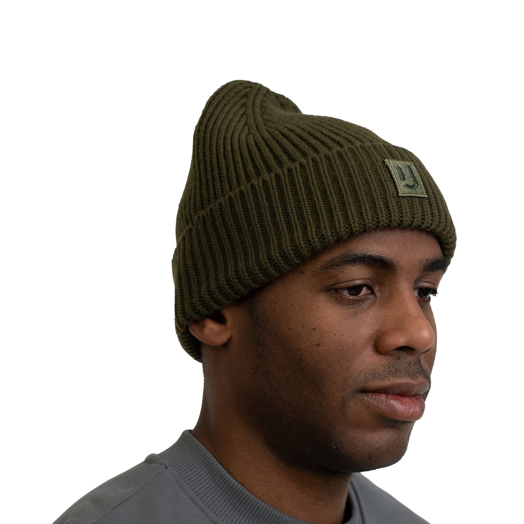 Dunkelgrüne gerippte Beanie-Mütze 'Billie' von Johnny Urban auf einem Mann