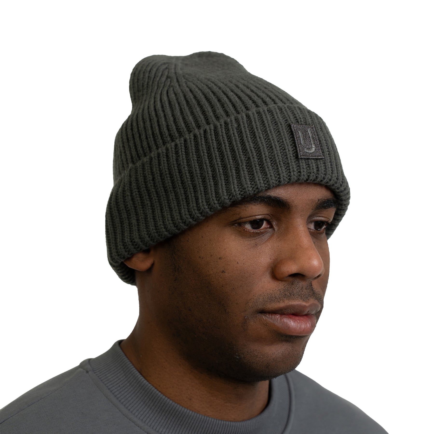 Mann trägt graue Strickmütze 'Billie' von Johnny Urban mit Logo-Patch vorne